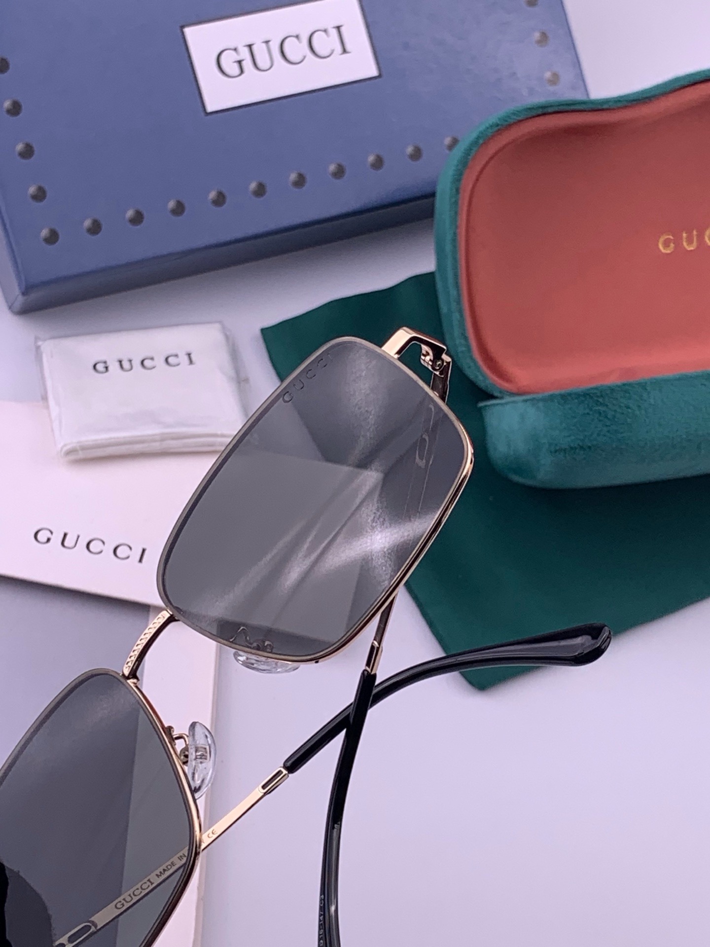 GUCCI 男款炫彩飞行员偏光太阳镜 ❤️材质：高清尼龙加厚卡槽高清偏光镜片 🌹无边框镜架💕颜👍型号：G4802