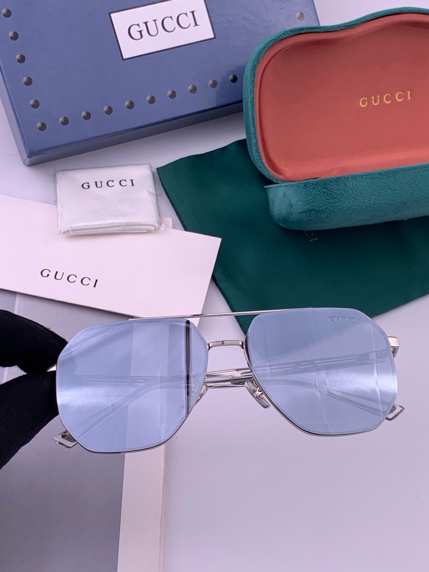 GUCCI 男款炫彩飞行员偏光太阳镜 ❤️材质：高清尼龙加厚卡槽高清偏光镜片 🌹无边框镜架💕颜👍型号：G01804