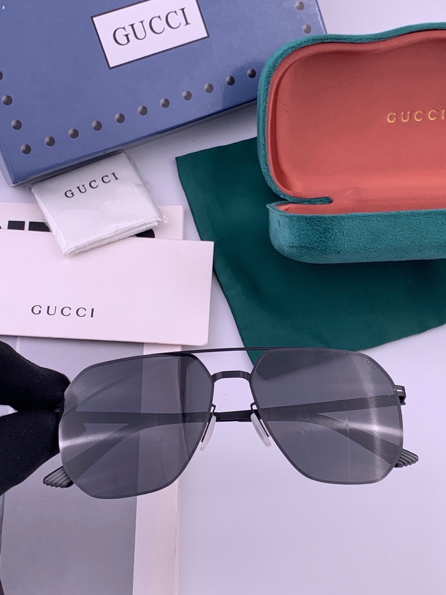 Gucci 春夏新款超轻无螺丝压不坏系列情侣款太阳镜高清尼龙镜片🦅完美品质，适合各种脸型，经典太阳镜亮相时装周.超酷拉风