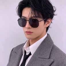 Gucci 春夏新款超轻无螺丝压不坏系列情侣款太阳镜高清尼龙镜片🦅完美品质,适合各种脸型,经典太阳镜亮相时装周.超酷拉风 Gucci 春夏新款超轻无螺丝压不坏系列情侣款太阳镜高清尼龙镜片🦅完美品质,适合各种脸型,经典太阳镜亮相时装周.超酷拉风