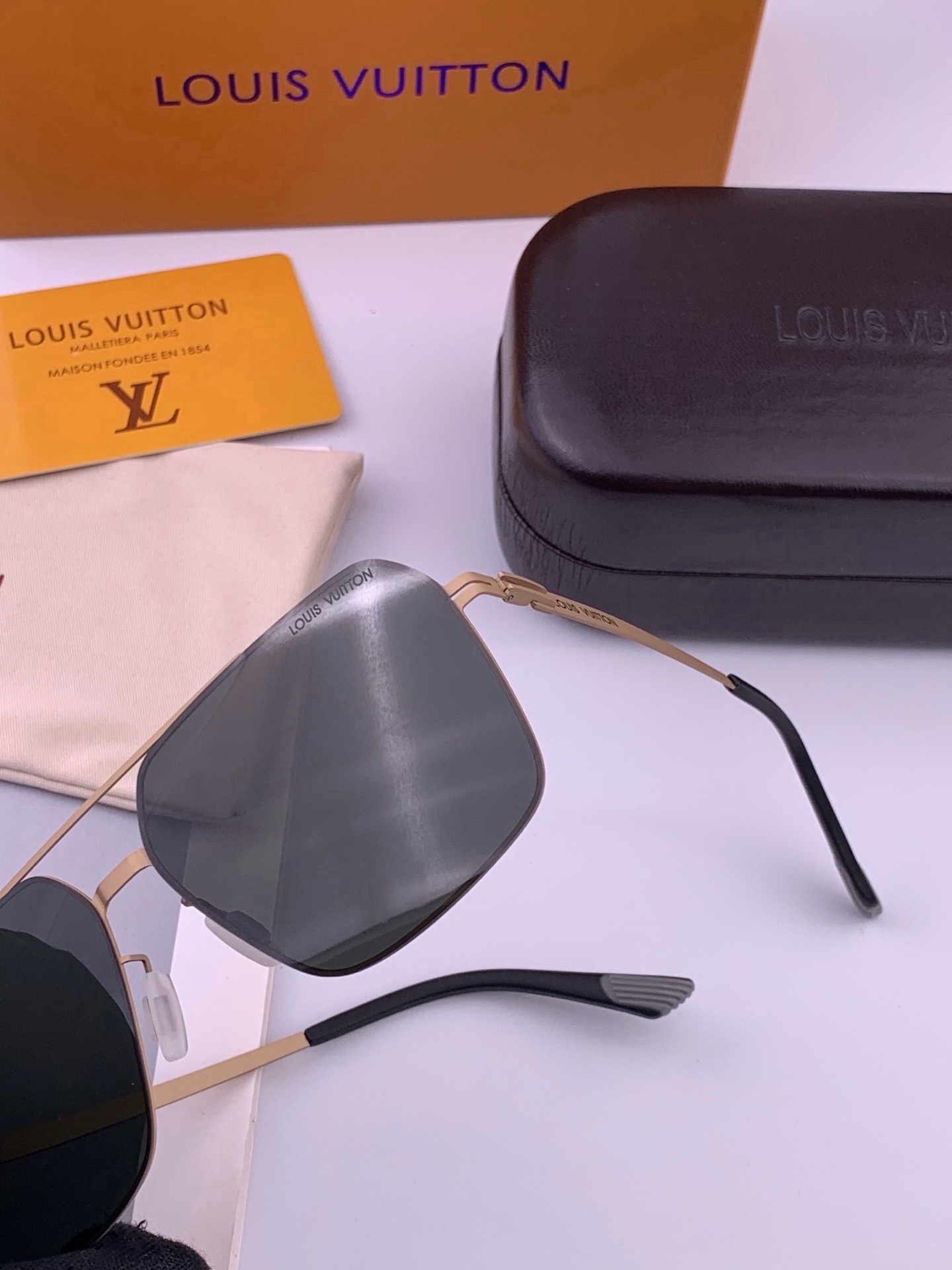 Gucci 春夏新款超轻无螺丝压不坏系列情侣款太阳镜高清尼龙镜片🦅完美品质，适合各种脸型，经典太阳镜亮相时装周.超酷拉风