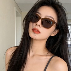 GUCCI 新款偏光太眼镜,情侣款时尚方框太阳镜佩戴舒适网红潮流款墨镜,大气女人范儿,大脸小脸都好看 !型号:G599 GUCCI 新款偏光太眼镜,情侣款时尚方框太阳镜佩戴舒适网红潮流款墨镜,大气女人范儿,大脸小脸都好看 !型号:G599