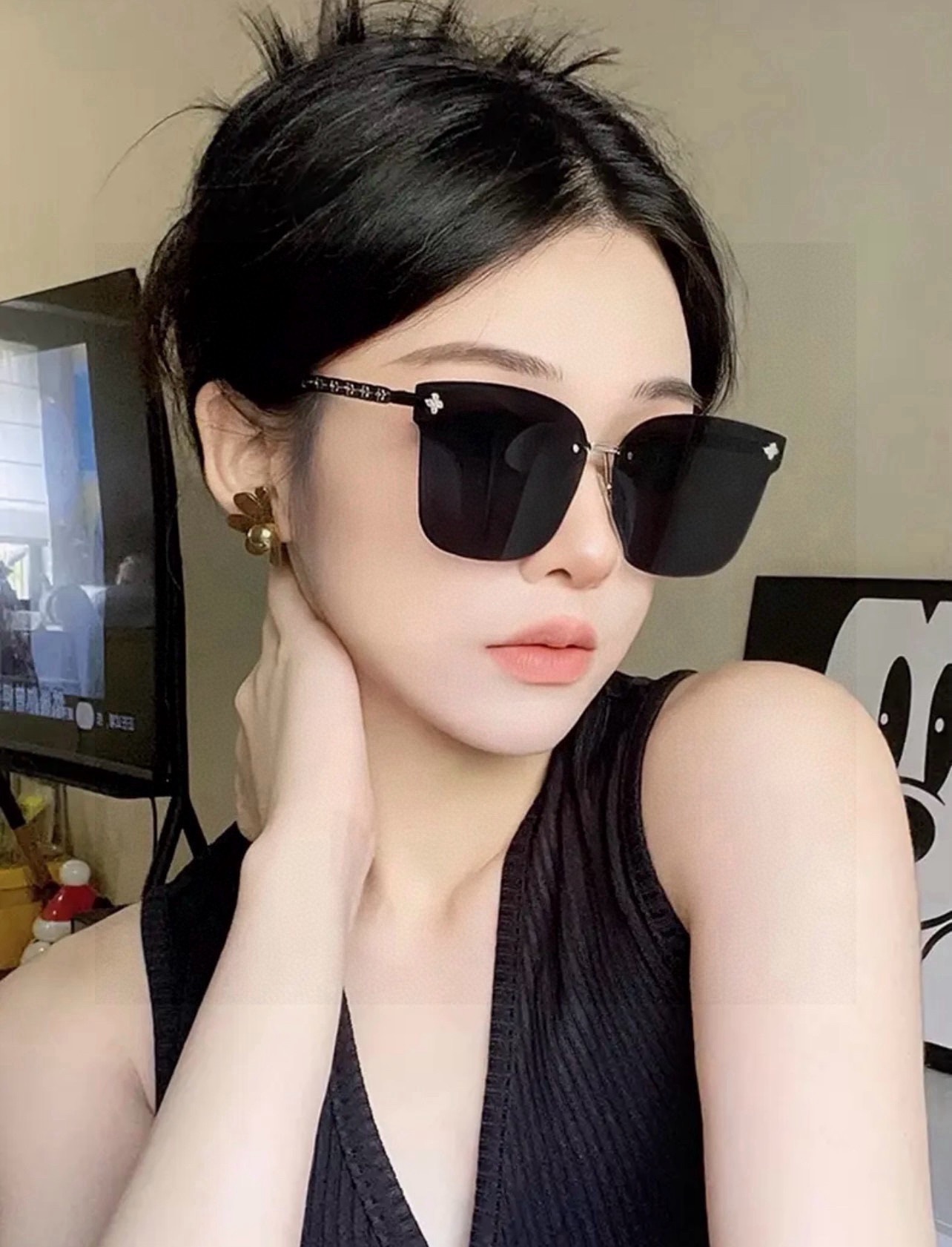lv大框太阳镜墨镜经典的方框设计，不挑脸型，无论搭配大衣还是连衣裙都非常显气质尼龙镜片预防紫外线  型号：L7101