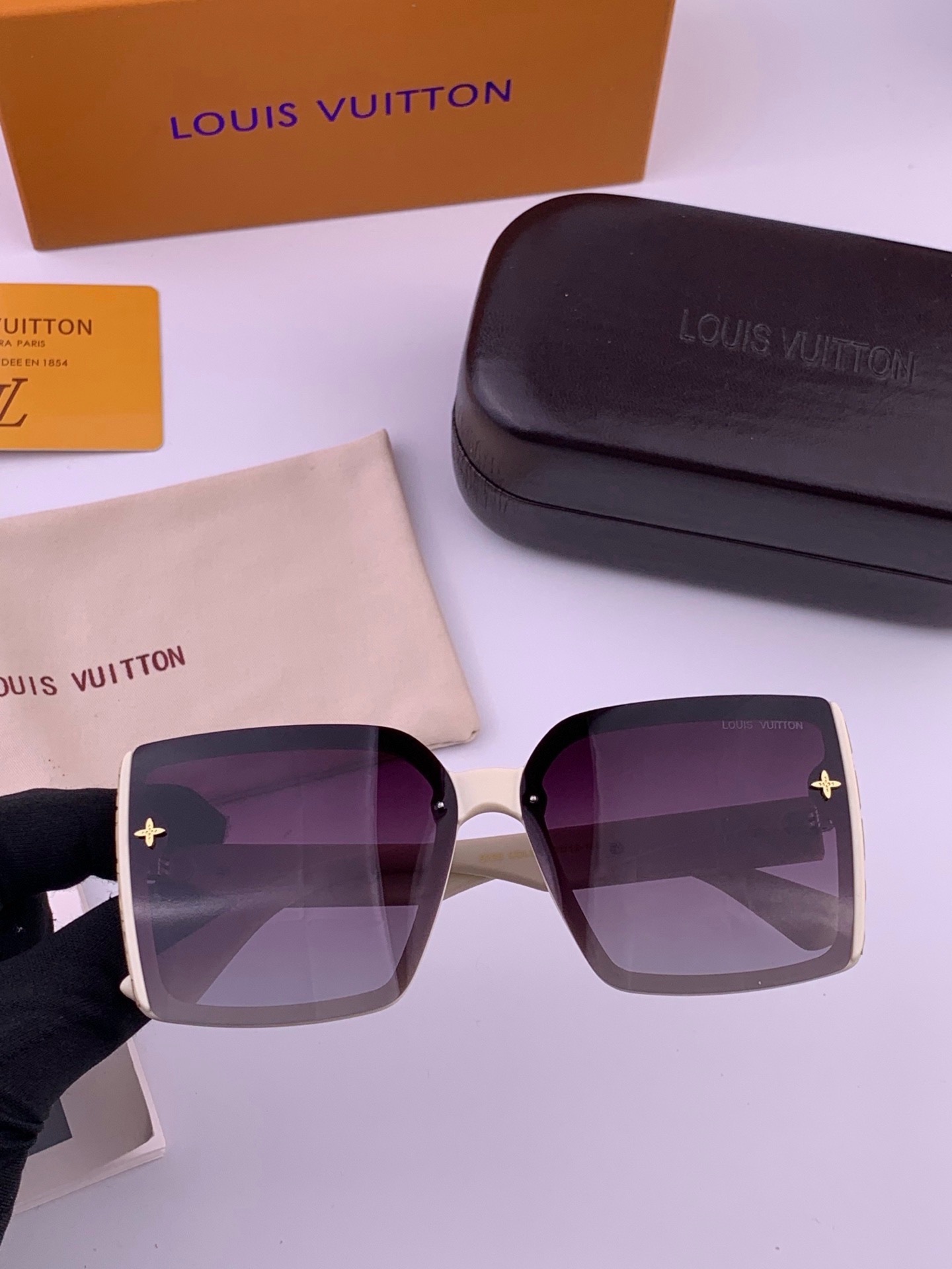 LV 太阳镜潮品官网模特同款 [玫瑰][玫瑰]四叶草🍀精致个性设计简约时尚 高品质值得拥有绝对潮爆整个夏季 新款L597