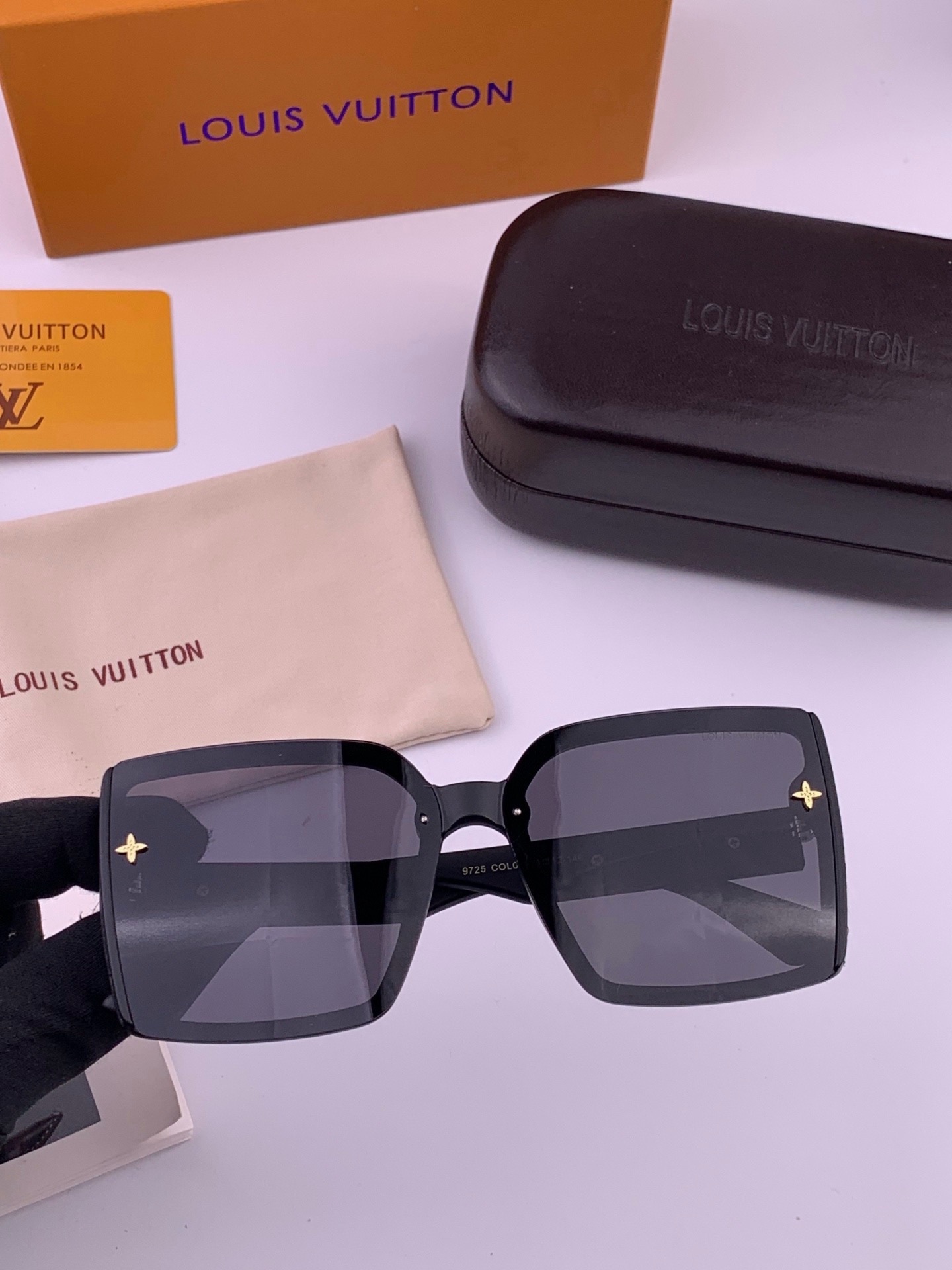LV 太阳镜潮品官网模特同款 [玫瑰][玫瑰]四叶草🍀精致个性设计简约时尚 高品质值得拥有绝对潮爆整个夏季 新款L597