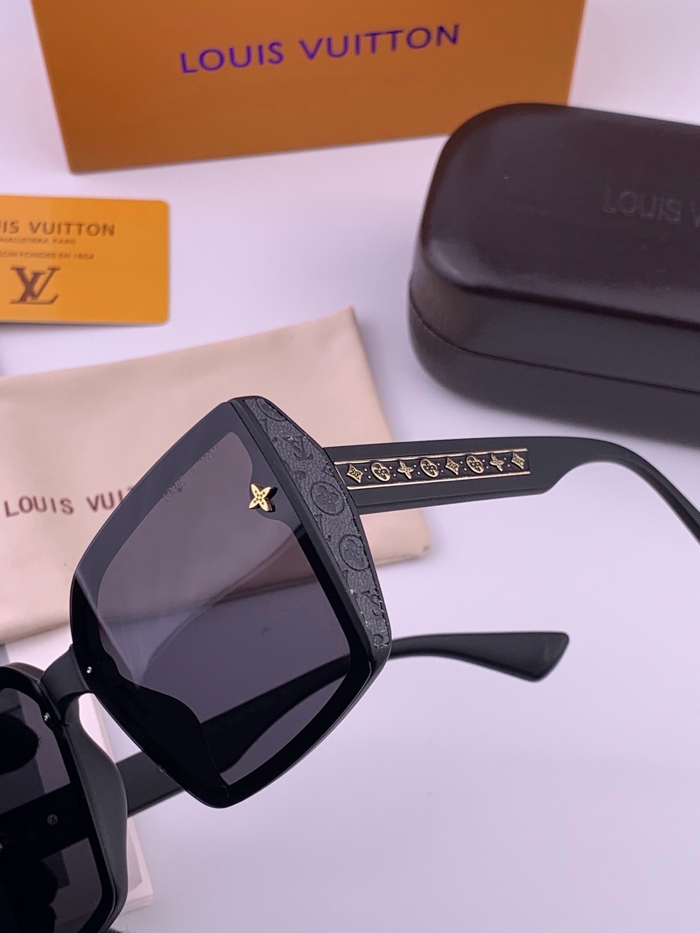LV 太阳镜潮品官网模特同款 [玫瑰][玫瑰]四叶草🍀精致个性设计简约时尚 高品质值得拥有绝对潮爆整个夏季 新款L597