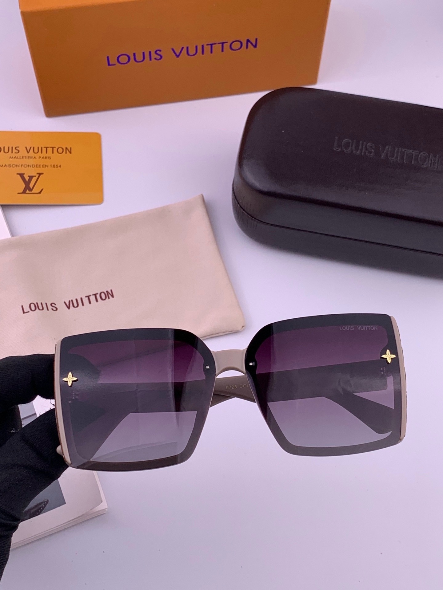 LV 太阳镜潮品官网模特同款 [玫瑰][玫瑰]四叶草🍀精致个性设计简约时尚 高品质值得拥有绝对潮爆整个夏季 新款L597