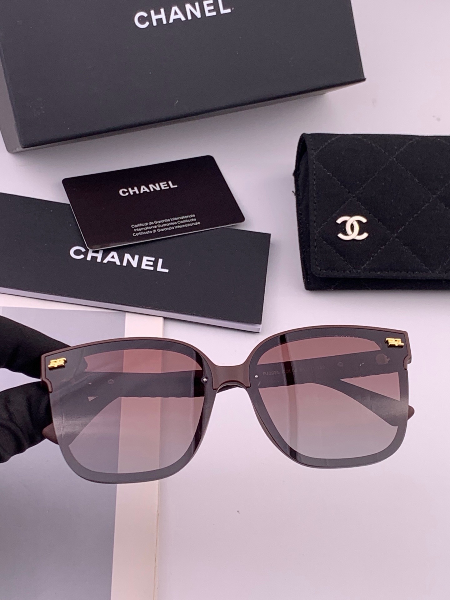 【CHANEL】香奈儿 新款山茶花潮流爆款 时尚圆框高清偏光太阳镜 佩戴舒适 网红潮款墨镜  ♥️♥️型号：CH5292