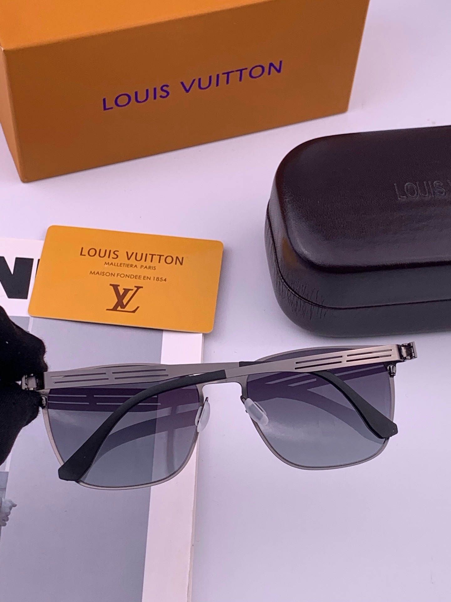 ♦️LV 新款男女情侣款太阳镜多边形墨镜iP电镀永不褪色 超轻超有弹性整幅眼镜无螺丝重要的是压不坏 高清尼龙镜片、精湛的