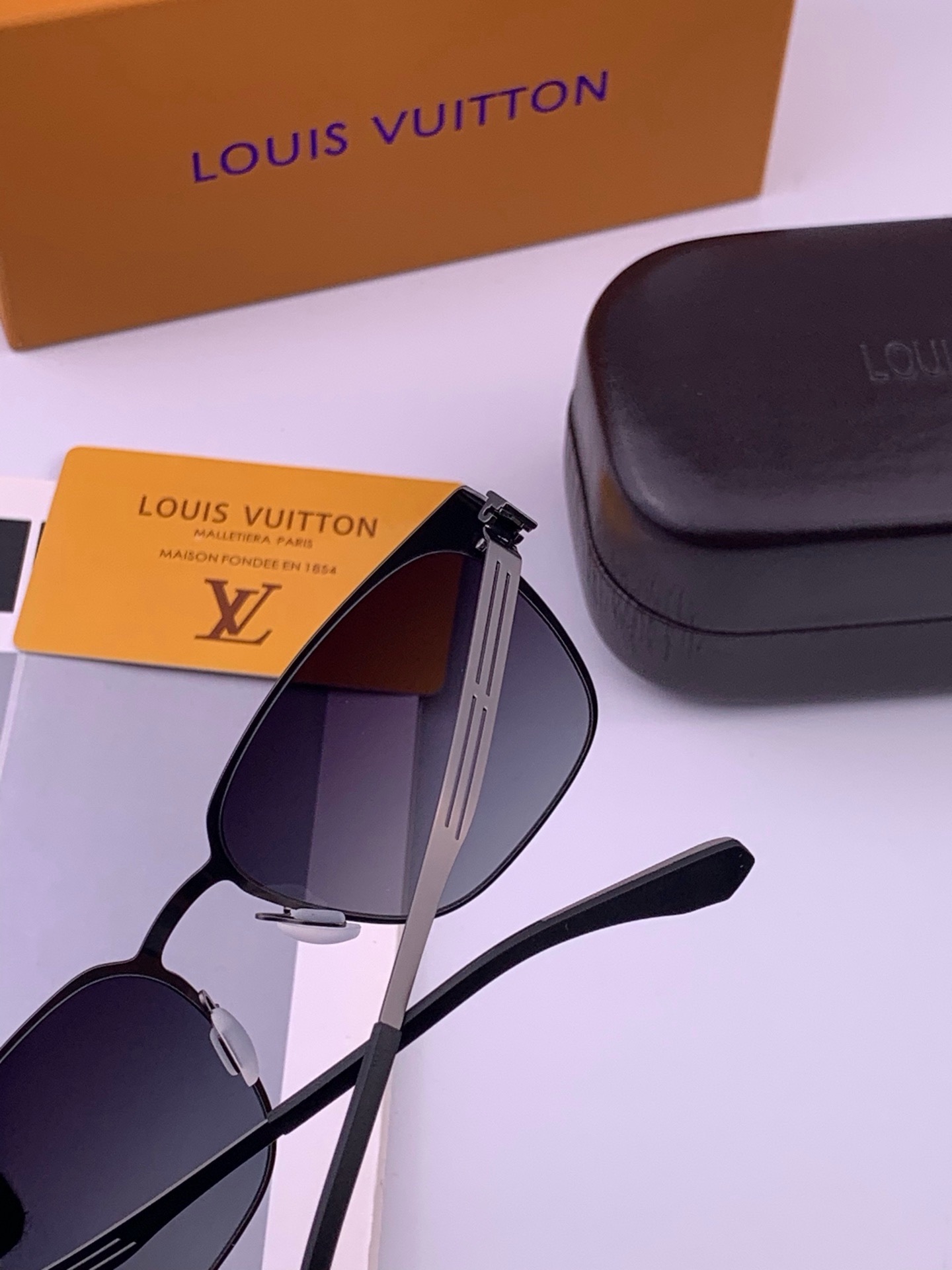 ♦️LV 新款男女情侣款太阳镜多边形墨镜iP电镀永不褪色 超轻超有弹性整幅眼镜无螺丝重要的是压不坏 高清尼龙镜片、精湛的