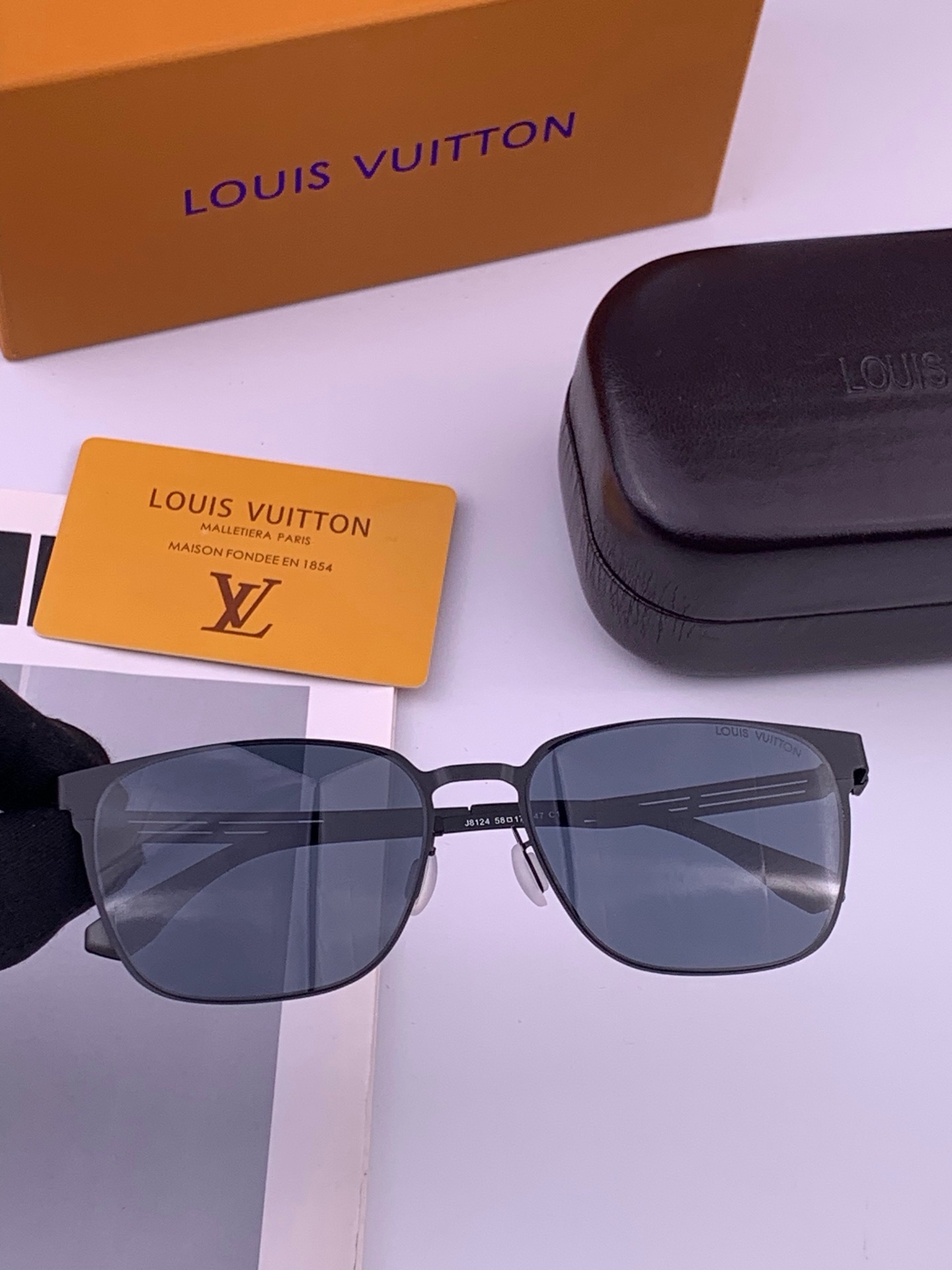 ♦️LV 新款男女情侣款太阳镜多边形墨镜iP电镀永不褪色 超轻超有弹性整幅眼镜无螺丝重要的是压不坏 高清尼龙镜片、精湛的