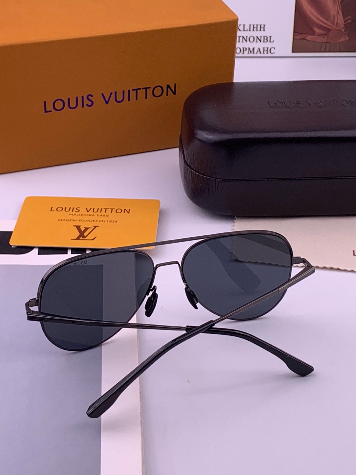 LV 男款炫彩飞行员偏光太阳镜 ❤️材质：高清尼龙加厚卡槽高清偏光镜片 🌹无边框镜架💕颜👍型号：L58903