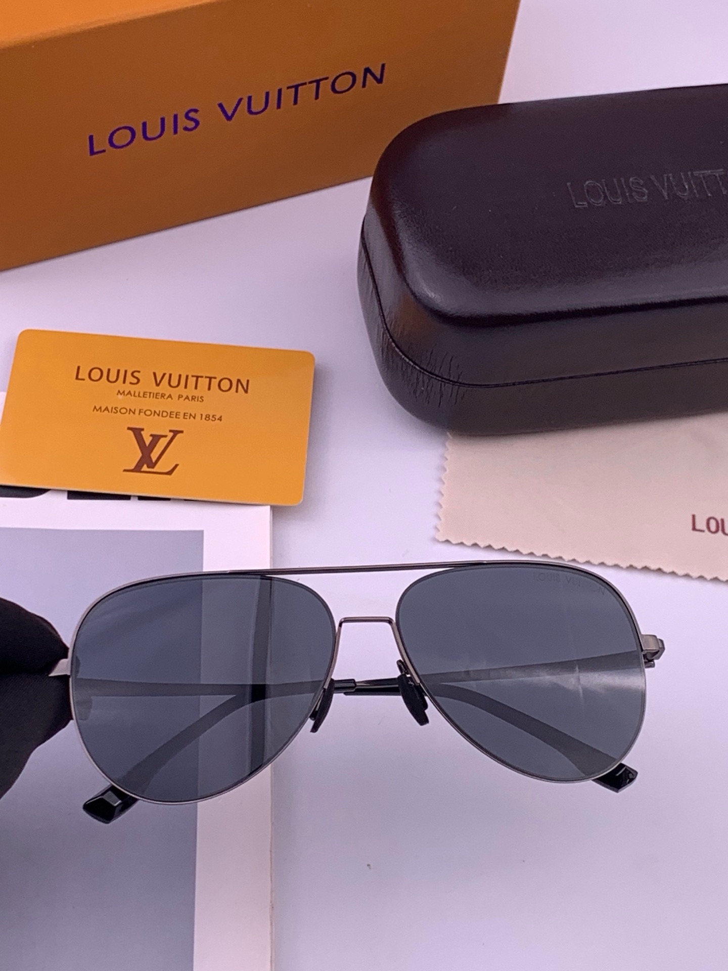 LV 男款炫彩飞行员偏光太阳镜 ❤️材质：高清尼龙加厚卡槽高清偏光镜片 🌹无边框镜架💕颜👍型号：L58903