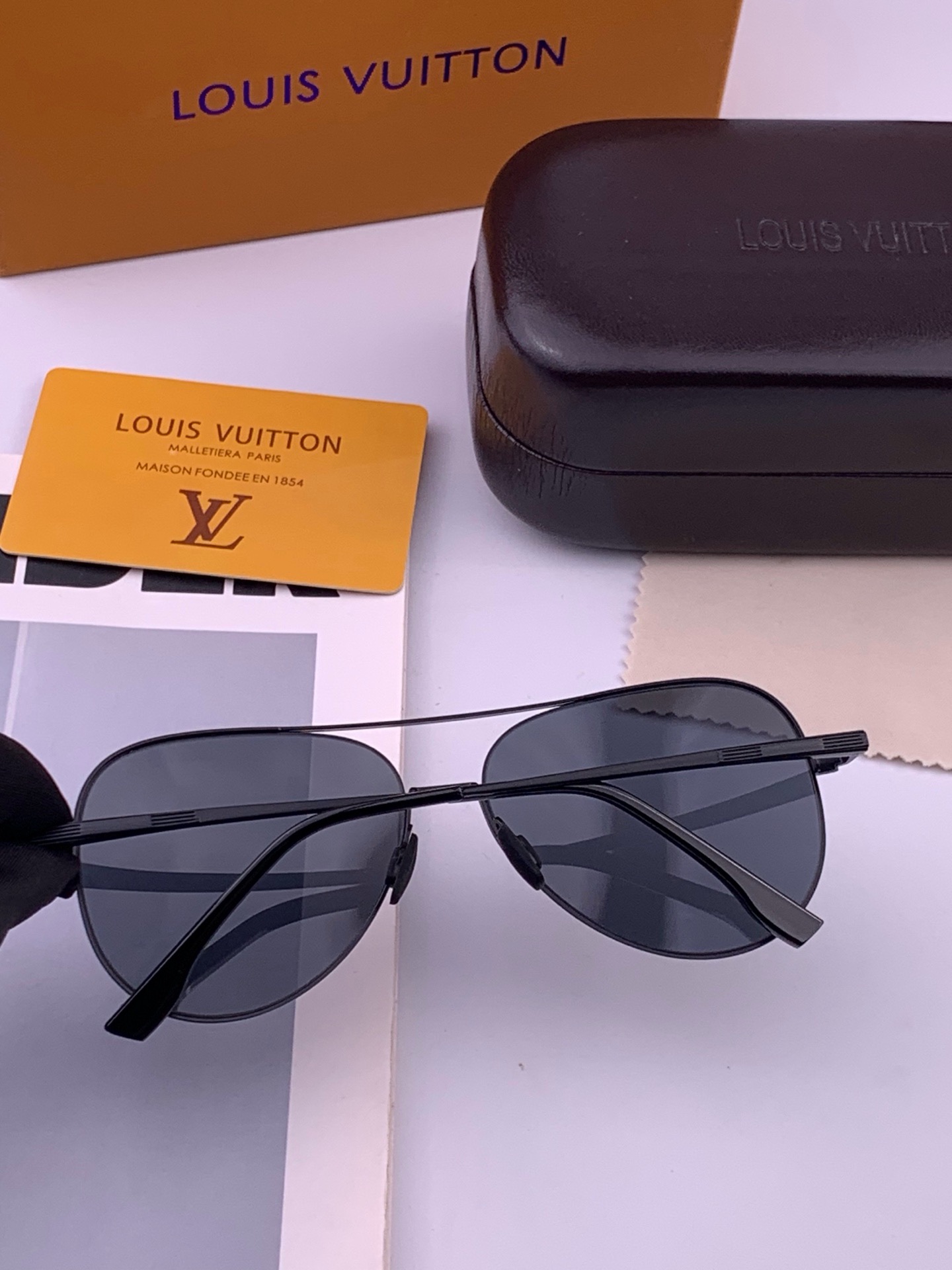 LV 男款炫彩飞行员偏光太阳镜 ❤️材质：高清尼龙加厚卡槽高清偏光镜片 🌹无边框镜架💕颜👍型号：L58903