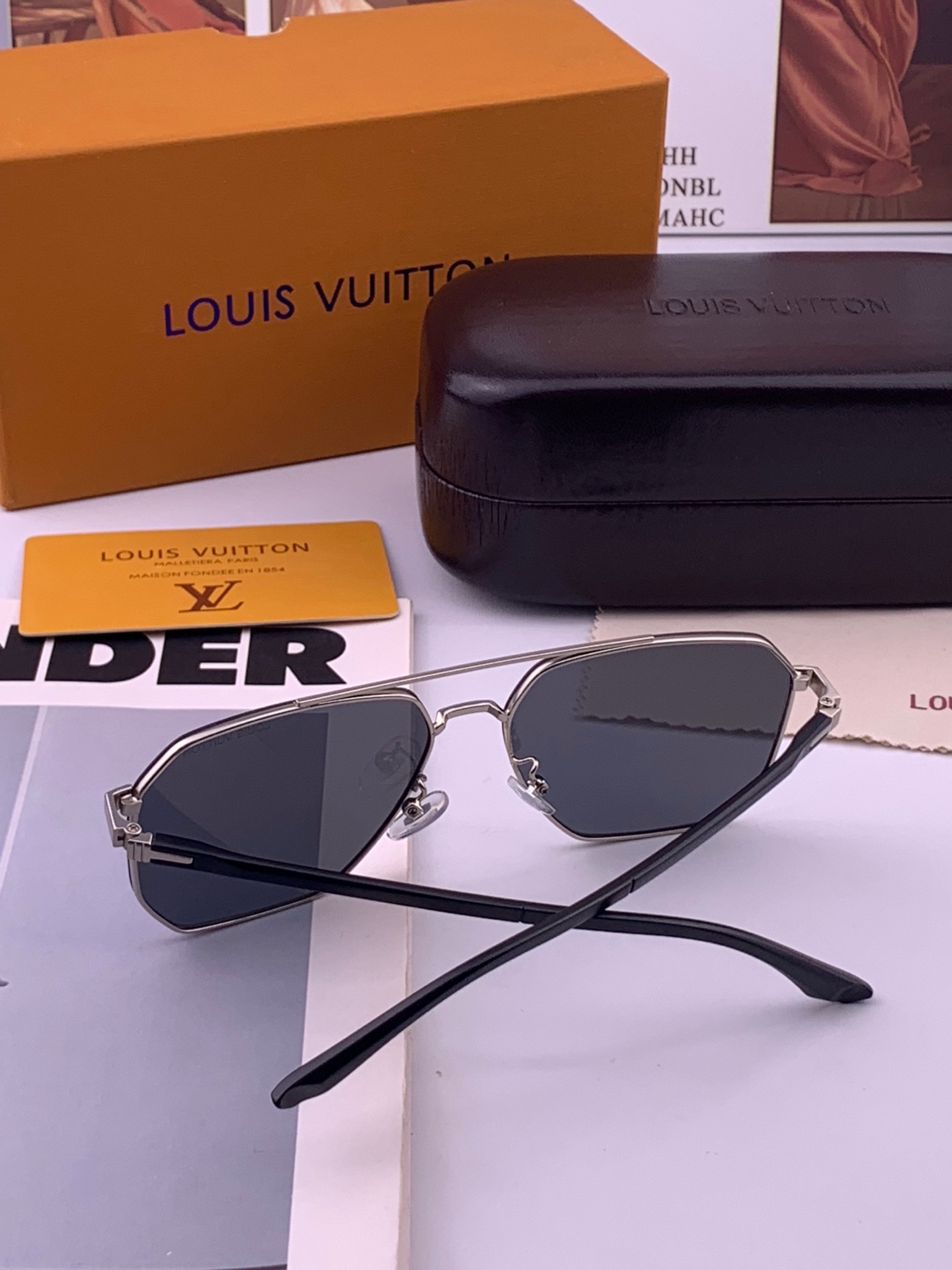 LV 男款炫彩飞行员偏光太阳镜 ❤️材质：高清尼龙加厚卡槽高清偏光镜片 🌹无边框镜架💕颜👍型号：L88902