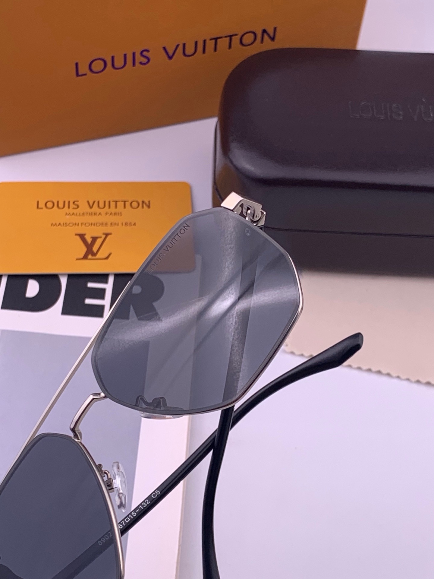 LV 男款炫彩飞行员偏光太阳镜 ❤️材质：高清尼龙加厚卡槽高清偏光镜片 🌹无边框镜架💕颜👍型号：L88902