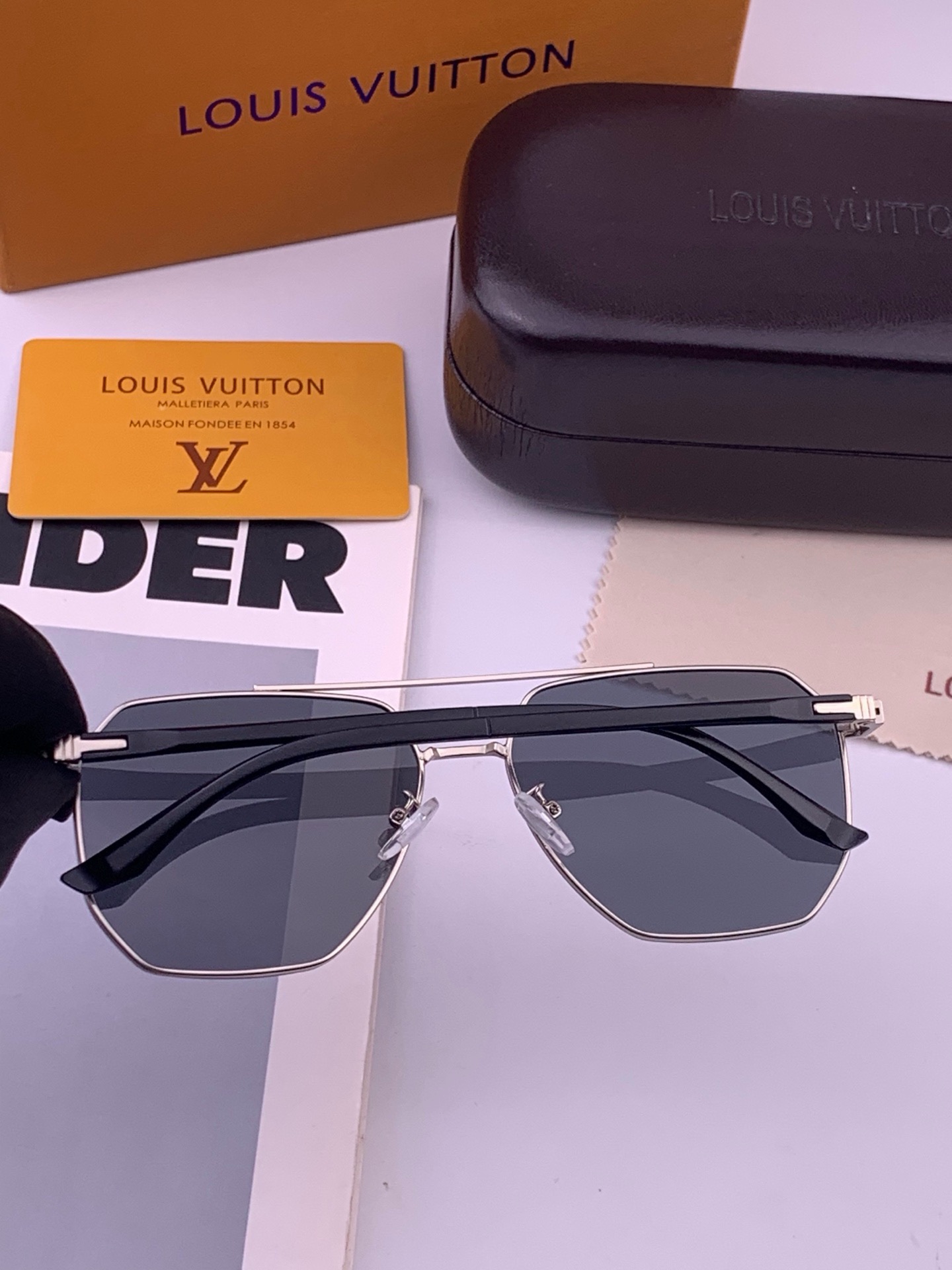 LV 男款炫彩飞行员偏光太阳镜 ❤️材质：高清尼龙加厚卡槽高清偏光镜片 🌹无边框镜架💕颜👍型号：L88902