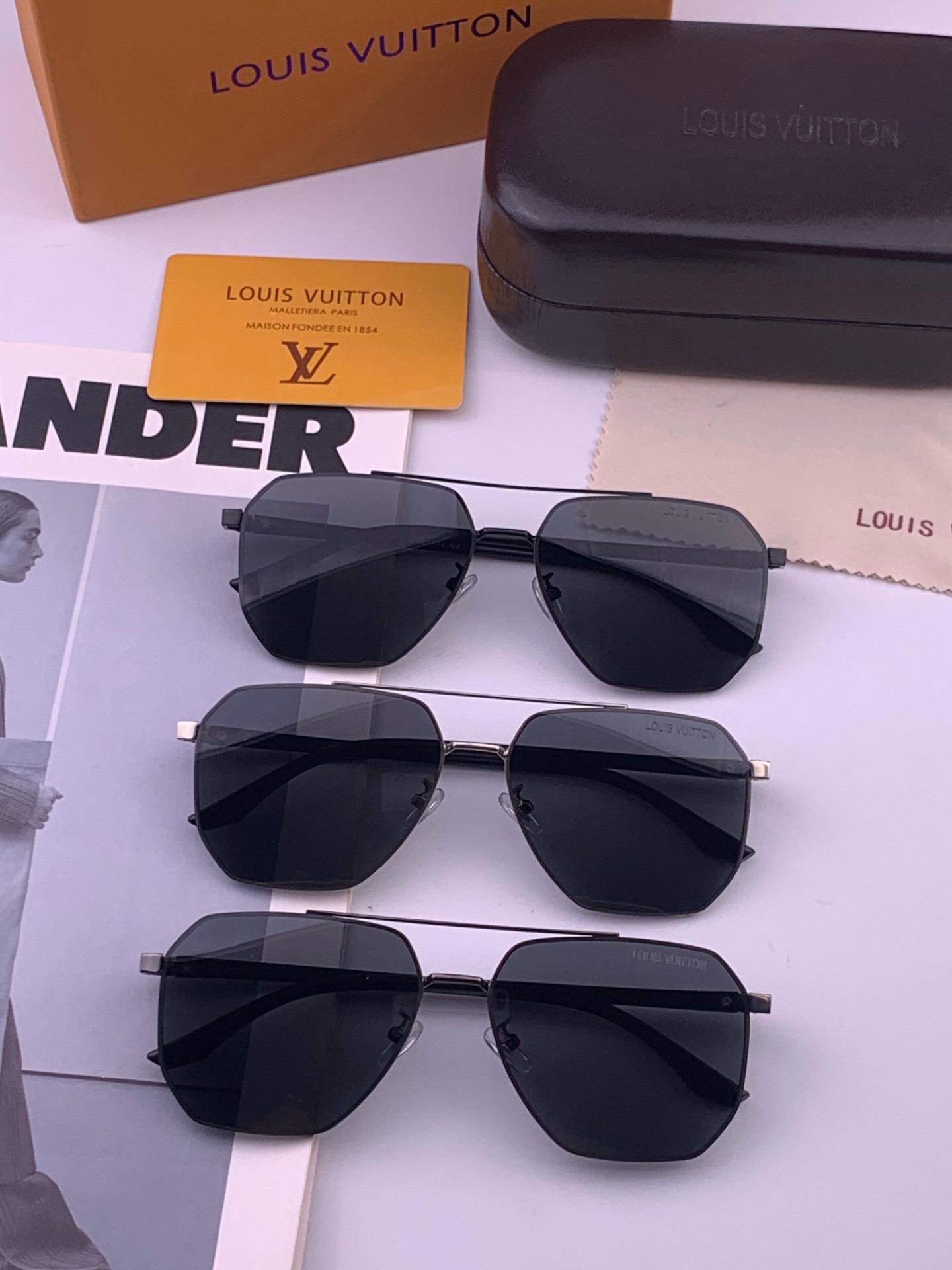 LV 男款炫彩飞行员偏光太阳镜 ❤️材质：高清尼龙加厚卡槽高清偏光镜片 🌹无边框镜架💕颜👍型号：L88902