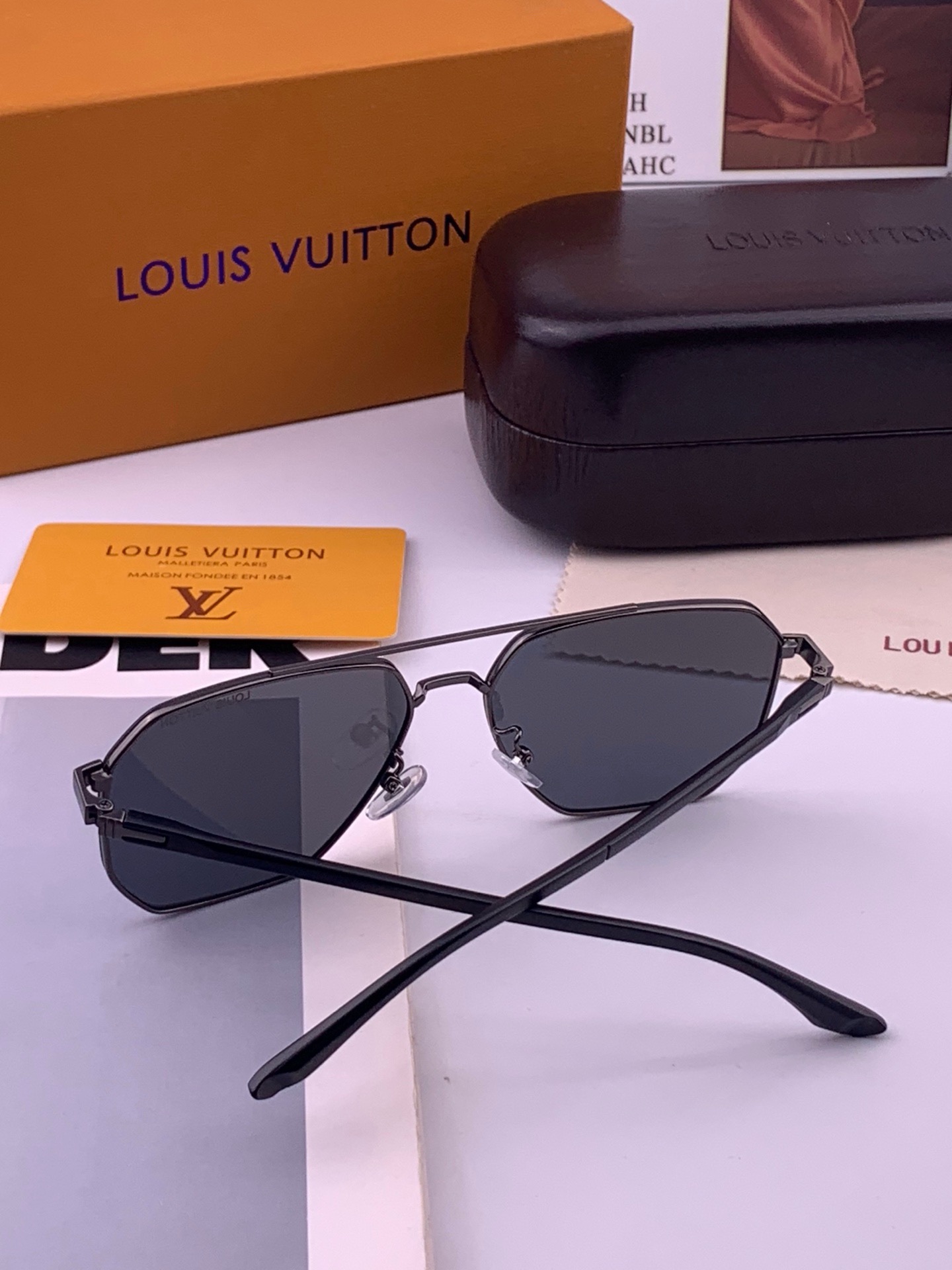 LV 男款炫彩飞行员偏光太阳镜 ❤️材质：高清尼龙加厚卡槽高清偏光镜片 🌹无边框镜架💕颜👍型号：L88902