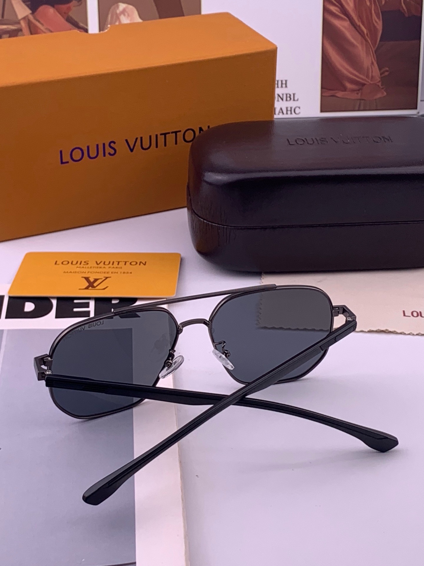 LV 男款炫彩飞行员偏光太阳镜 ❤️材质：高清尼龙加厚卡槽高清偏光镜片 🌹无边框镜架💕颜👍型号：L88903