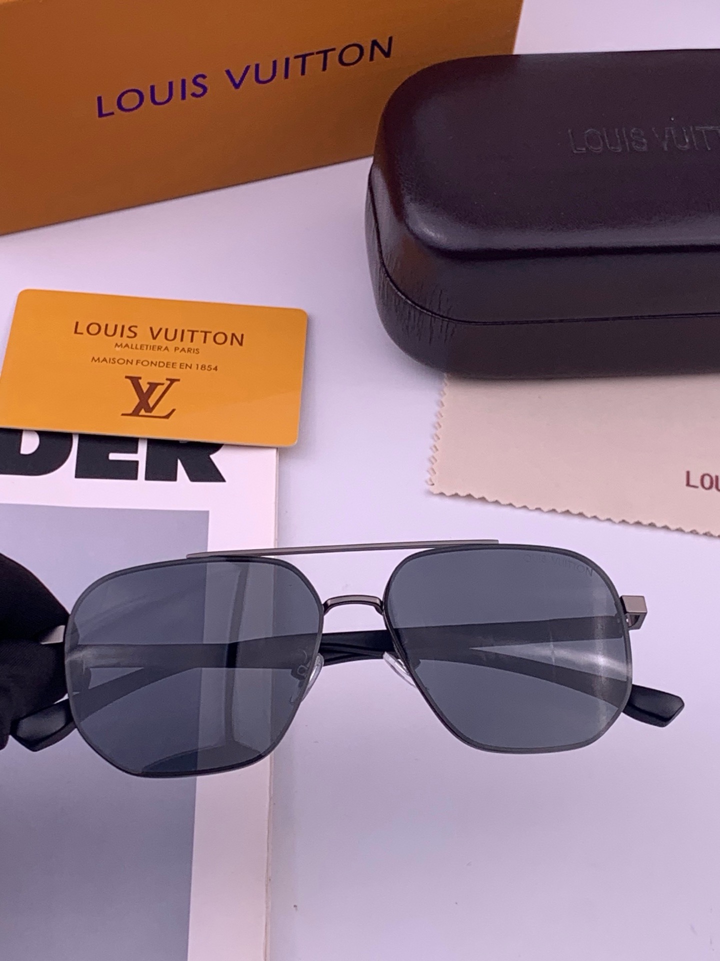 LV 男款炫彩飞行员偏光太阳镜 ❤️材质：高清尼龙加厚卡槽高清偏光镜片 🌹无边框镜架💕颜👍型号：L88903