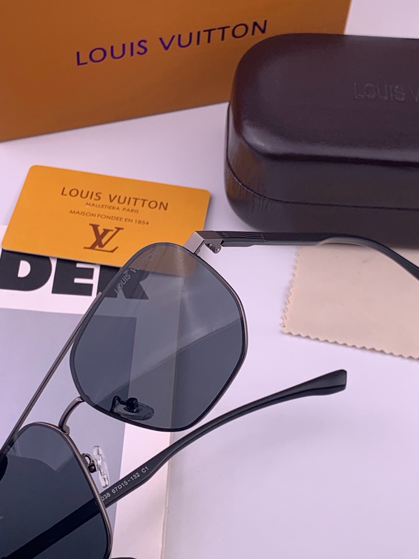 LV 男款炫彩飞行员偏光太阳镜 ❤️材质：高清尼龙加厚卡槽高清偏光镜片 🌹无边框镜架💕颜👍型号：L88903