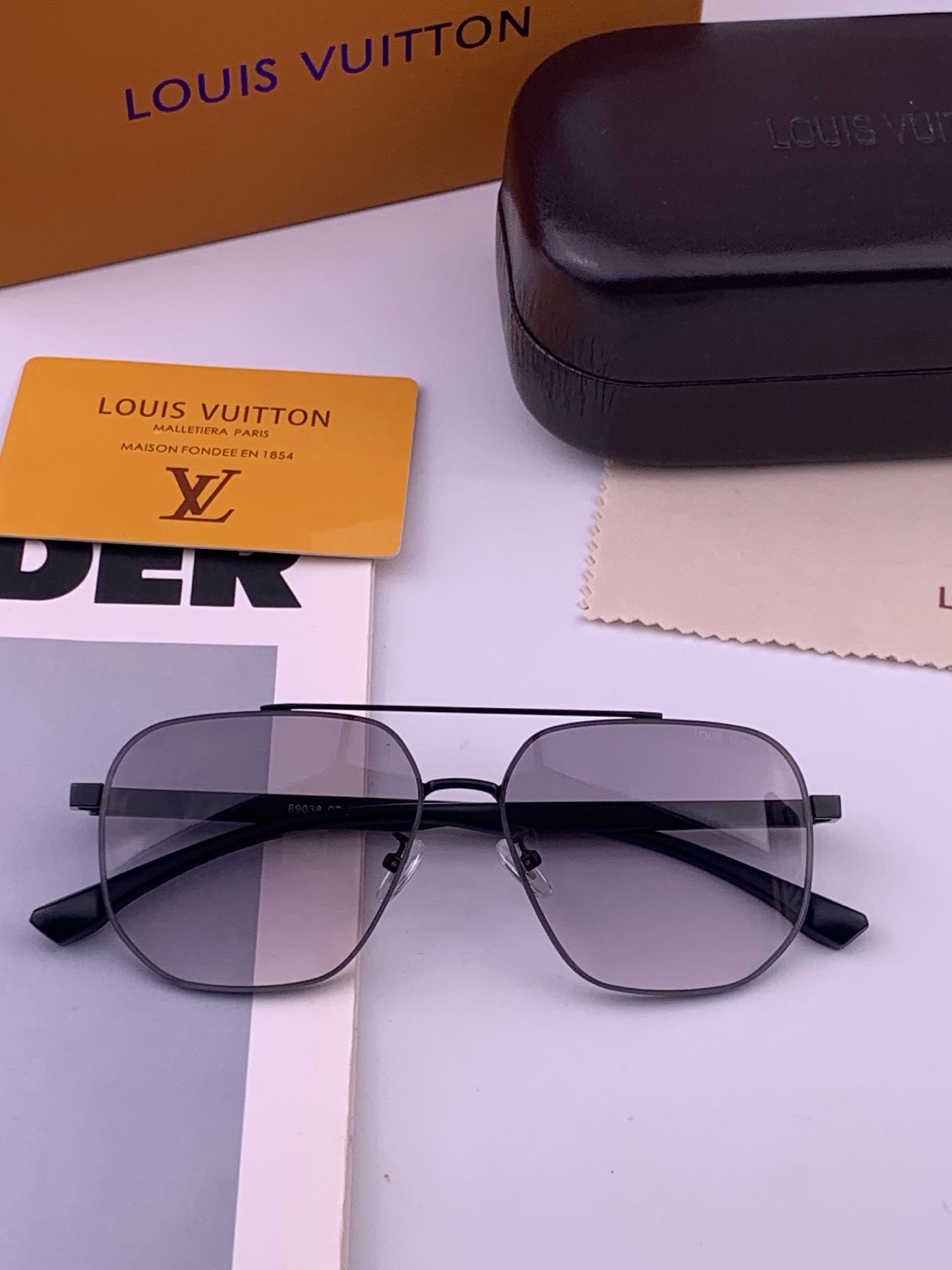 LV 男款炫彩飞行员偏光太阳镜 ❤️材质：高清尼龙加厚卡槽高清偏光镜片 🌹无边框镜架💕颜👍型号：L88903