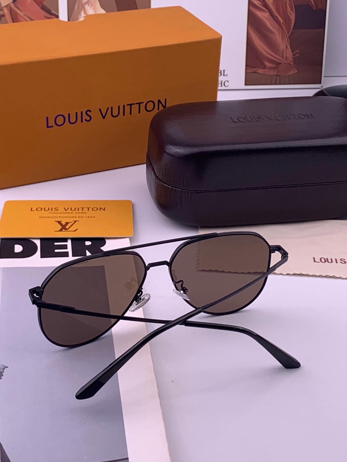 LV 男款炫彩飞行员偏光太阳镜 ❤️材质：高清尼龙加厚卡槽高清偏光镜片 🌹无边框镜架💕颜👍型号：L98902