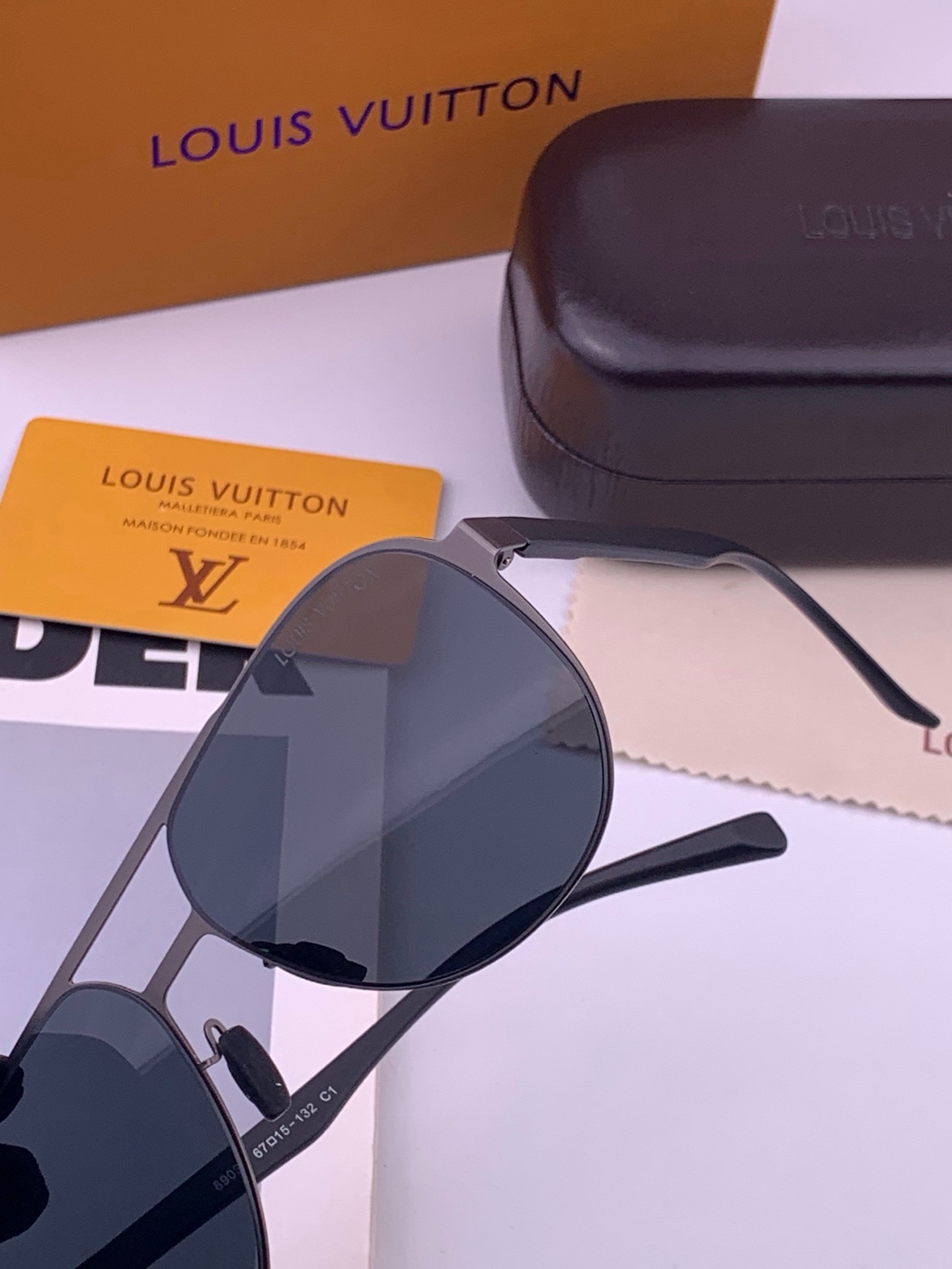 LV 男款炫彩飞行员偏光太阳镜 ❤️材质：高清尼龙加厚卡槽高清偏光镜片 🌹无边框镜架💕颜👍型号：L78903