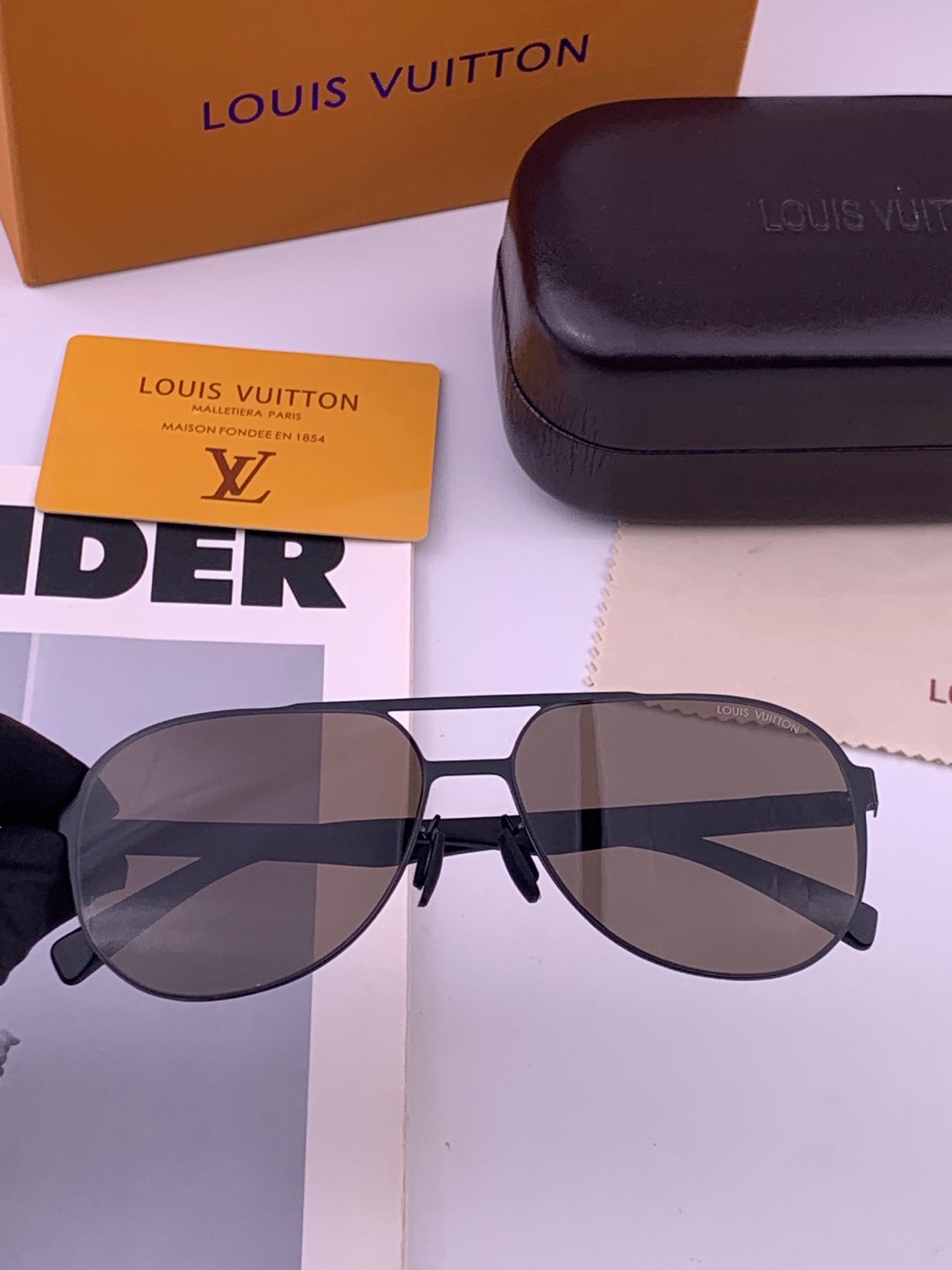 LV 男款炫彩飞行员偏光太阳镜 ❤️材质：高清尼龙加厚卡槽高清偏光镜片 🌹无边框镜架💕颜👍型号：L78903