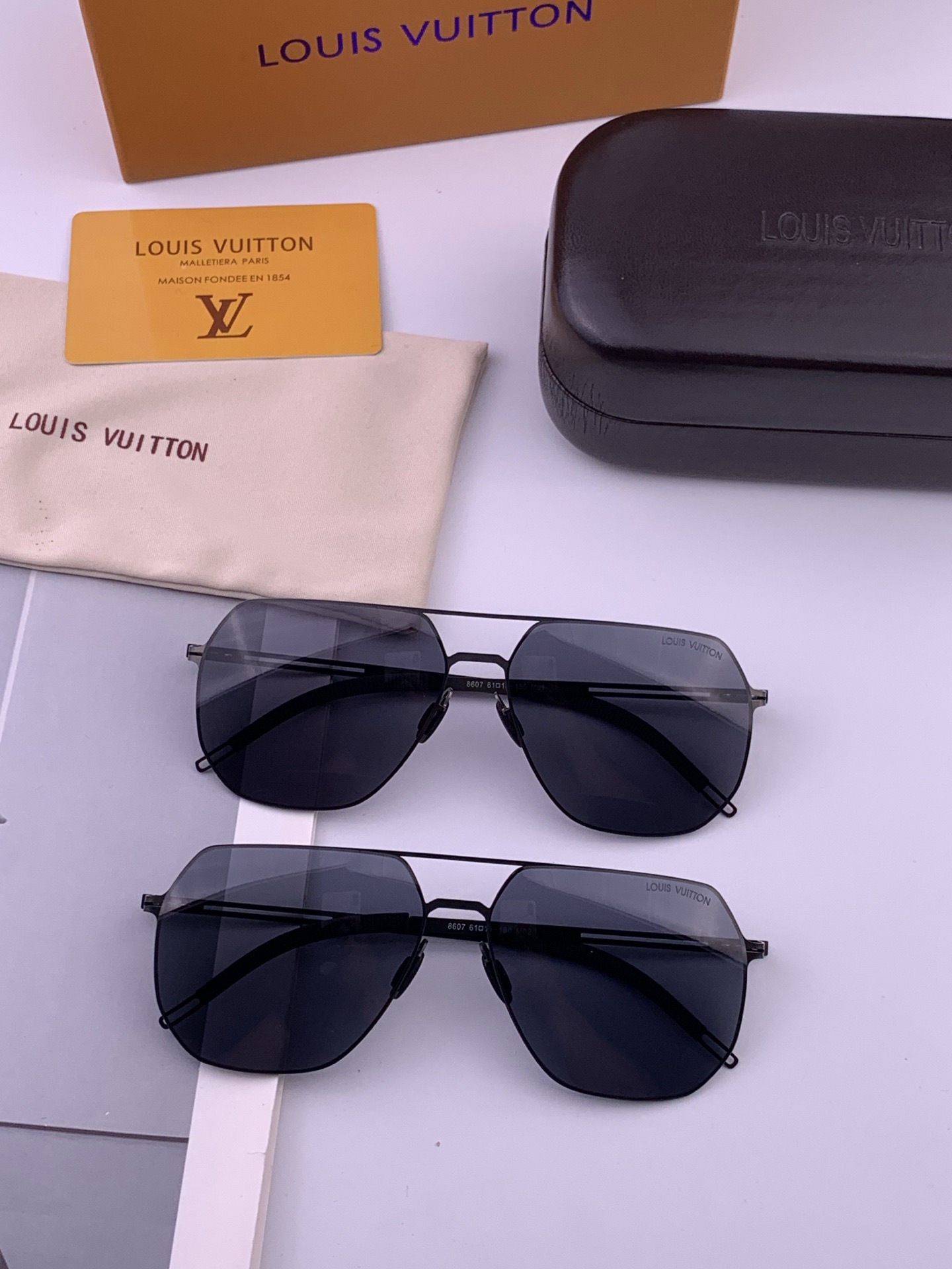 ♦️LV 新款男女情侣款太阳镜多边形墨镜iP电镀永不褪色 超轻超有弹性整幅眼镜无螺丝重要的是压不坏 高清尼龙镜片、精湛的