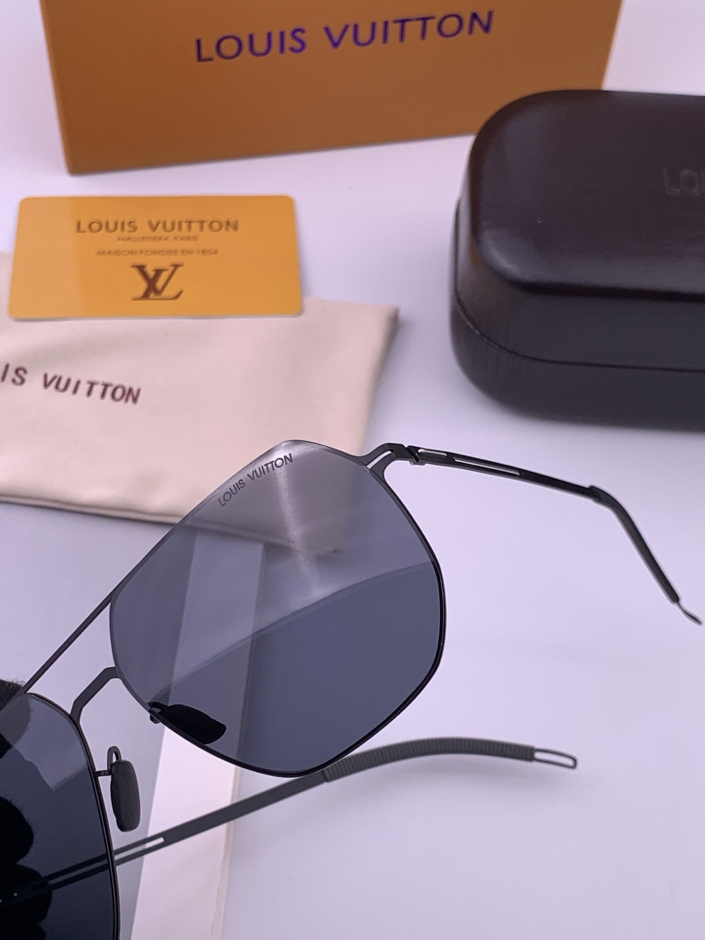 ♦️LV 新款男女情侣款太阳镜多边形墨镜iP电镀永不褪色 超轻超有弹性整幅眼镜无螺丝重要的是压不坏 高清尼龙镜片、精湛的