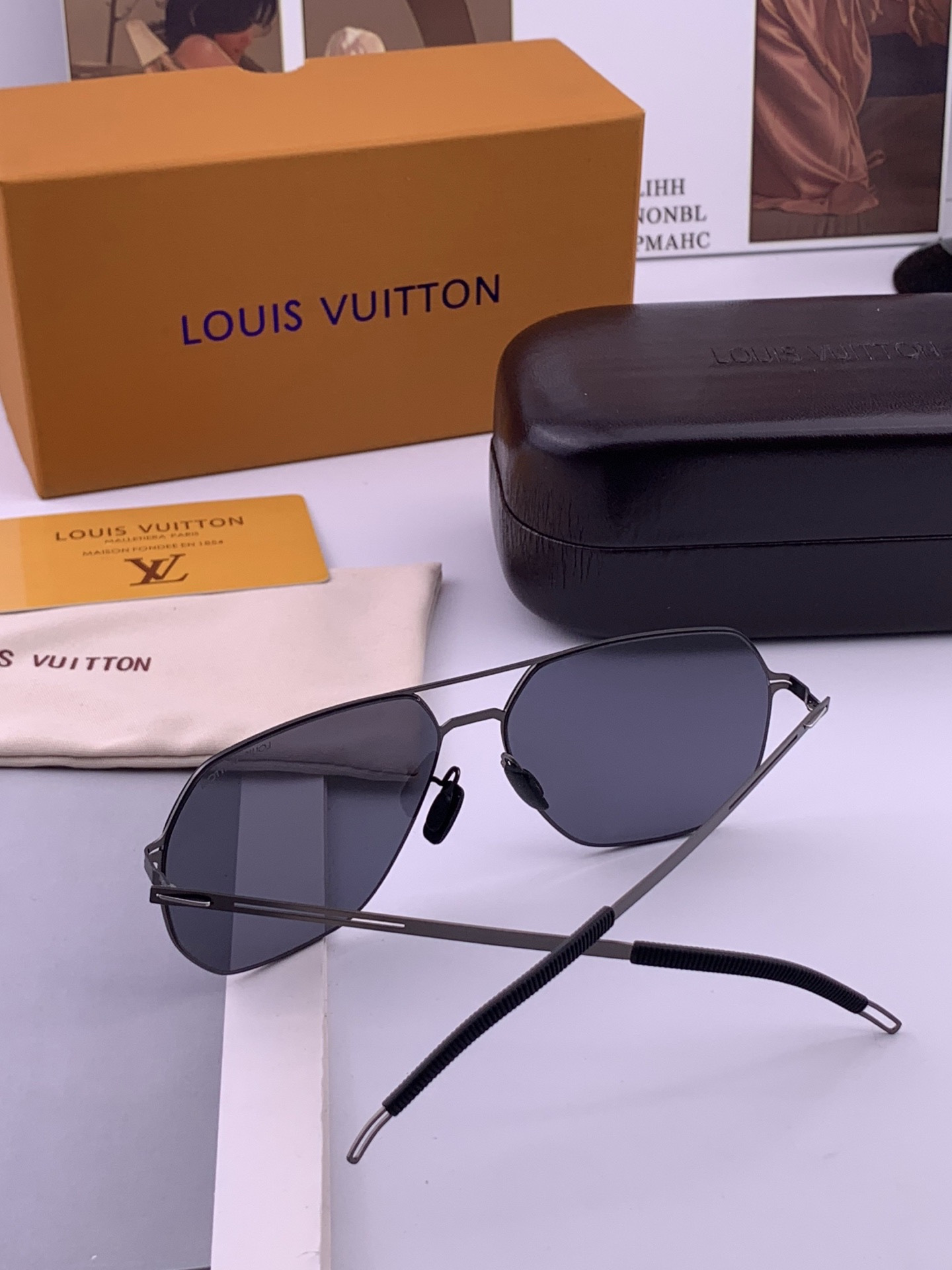♦️LV 新款男女情侣款太阳镜多边形墨镜iP电镀永不褪色 超轻超有弹性整幅眼镜无螺丝重要的是压不坏 高清尼龙镜片、精湛的