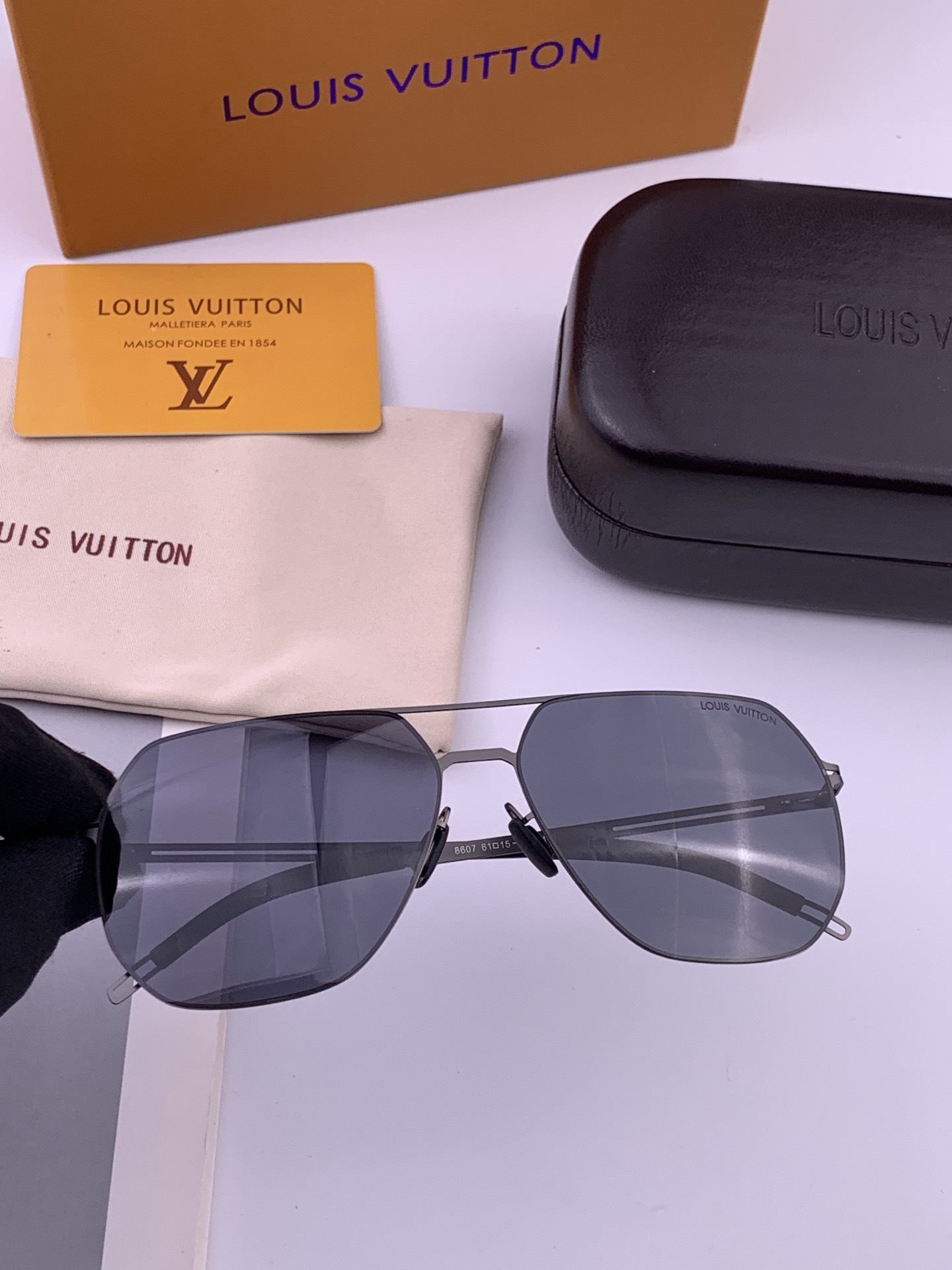 ♦️LV 新款男女情侣款太阳镜多边形墨镜iP电镀永不褪色 超轻超有弹性整幅眼镜无螺丝重要的是压不坏 高清尼龙镜片、精湛的