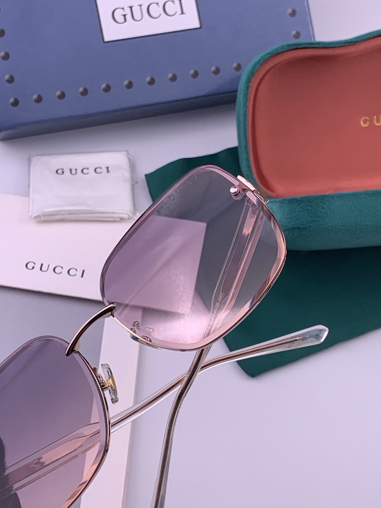 GUCC*新款太阳镜太漂亮的款,爆到断货。镜片采用尼龙材质,透光度清晰的同时又保护眼睛,镜框采用环保无磁不锈钢金属。镜腿