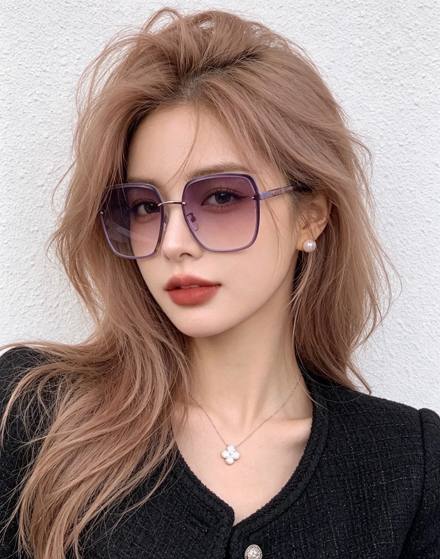 GUCC*新款太阳镜太漂亮的款,爆到断货。镜片采用尼龙材质,透光度清晰的同时又保护眼睛,镜框采用环保无磁不锈钢金属。镜腿