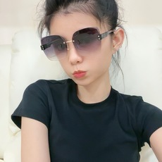 香奈儿 新款太阳镜太漂亮的款,爆到断货。镜片采用尼龙材质,透光度清晰的同时又保护眼睛,镜框采用环保无磁不锈钢金属。镜腿铰 香奈儿 新款太阳镜太漂亮的款,爆到断货。镜片采用尼龙材质,透光度清晰的同时又保护眼睛,镜框采用环保无磁不锈钢金属。镜腿铰