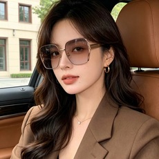 香奈儿 新款太阳镜太漂亮的款,爆到断货。镜片采用尼龙材质,透光度清晰的同时又保护眼睛,镜框采用环保无磁不锈钢金属。镜腿铰 香奈儿 新款太阳镜太漂亮的款,爆到断货。镜片采用尼龙材质,透光度清晰的同时又保护眼睛,镜框采用环保无磁不锈钢金属。镜腿铰
