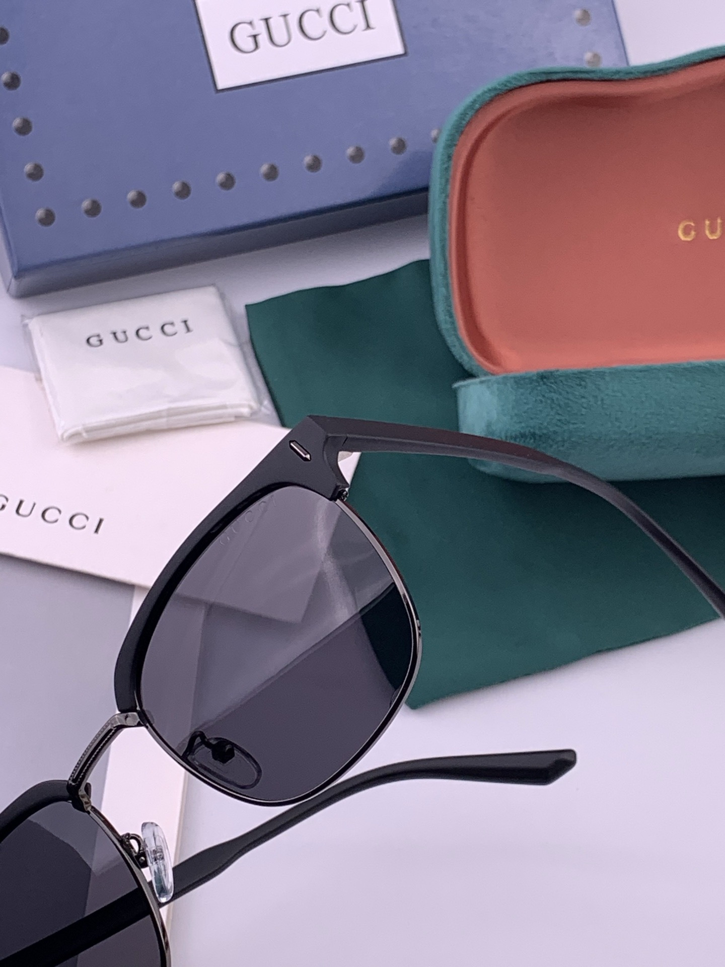 【GUCCI】新款GUCCI 时尚百搭大方框，别致半框设计 大气风格 全新清新配色，街拍气质护目太阳镜 ！型号：G326