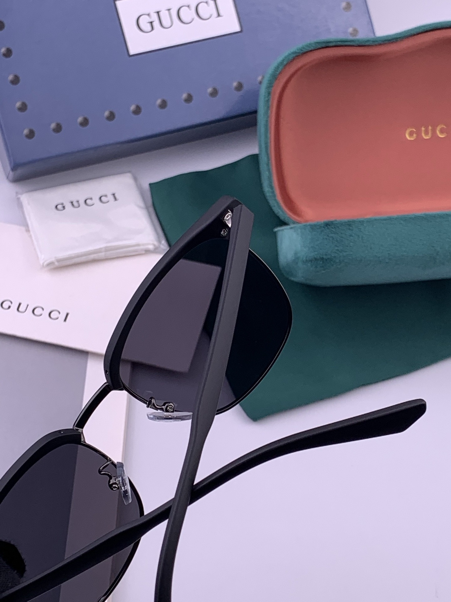 【GUCCI】新款GUCCI 时尚百搭大方框，别致半框设计 大气风格 全新清新配色，街拍气质护目太阳镜 ！型号：G326