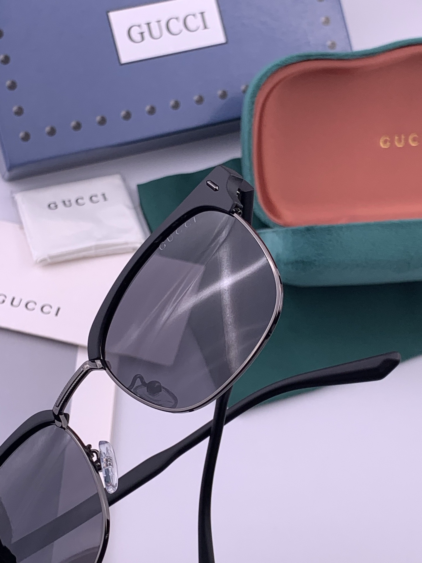 【GUCCI】新款GUCCI 时尚百搭大方框，别致半框设计 大气风格 全新清新配色，街拍气质护目太阳镜 ！型号：G326