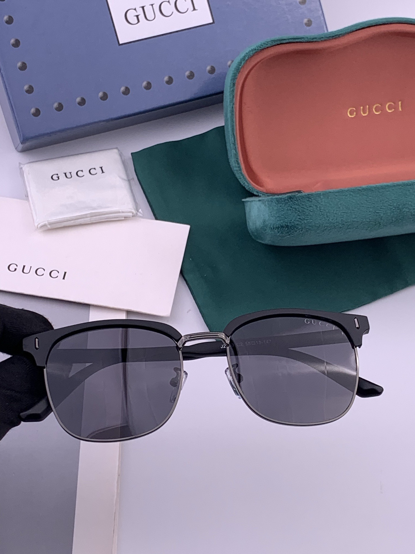 【GUCCI】新款GUCCI 时尚百搭大方框，别致半框设计 大气风格 全新清新配色，街拍气质护目太阳镜 ！型号：G326