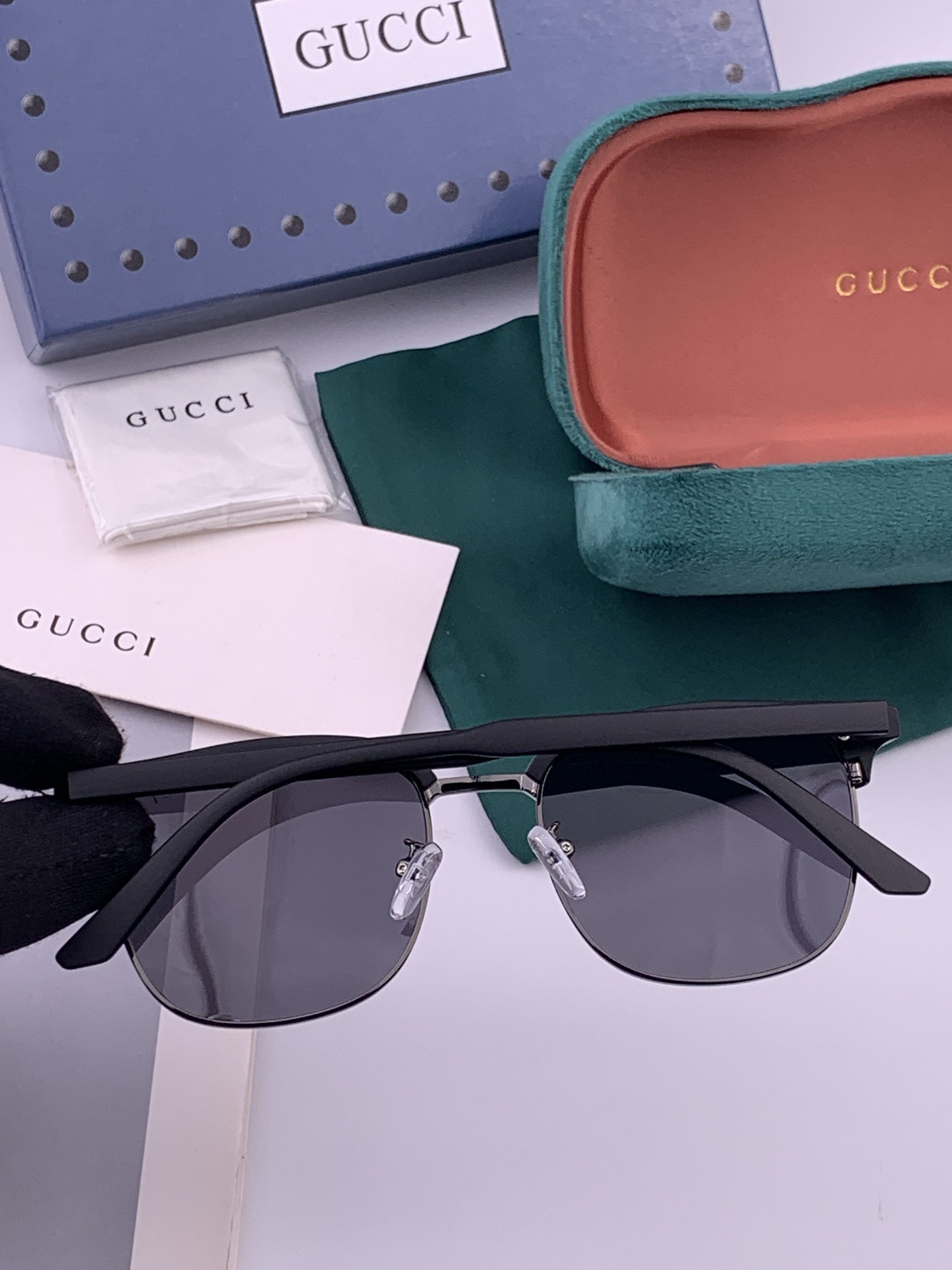【GUCCI】新款GUCCI 时尚百搭大方框，别致半框设计 大气风格 全新清新配色，街拍气质护目太阳镜 ！型号：G326
