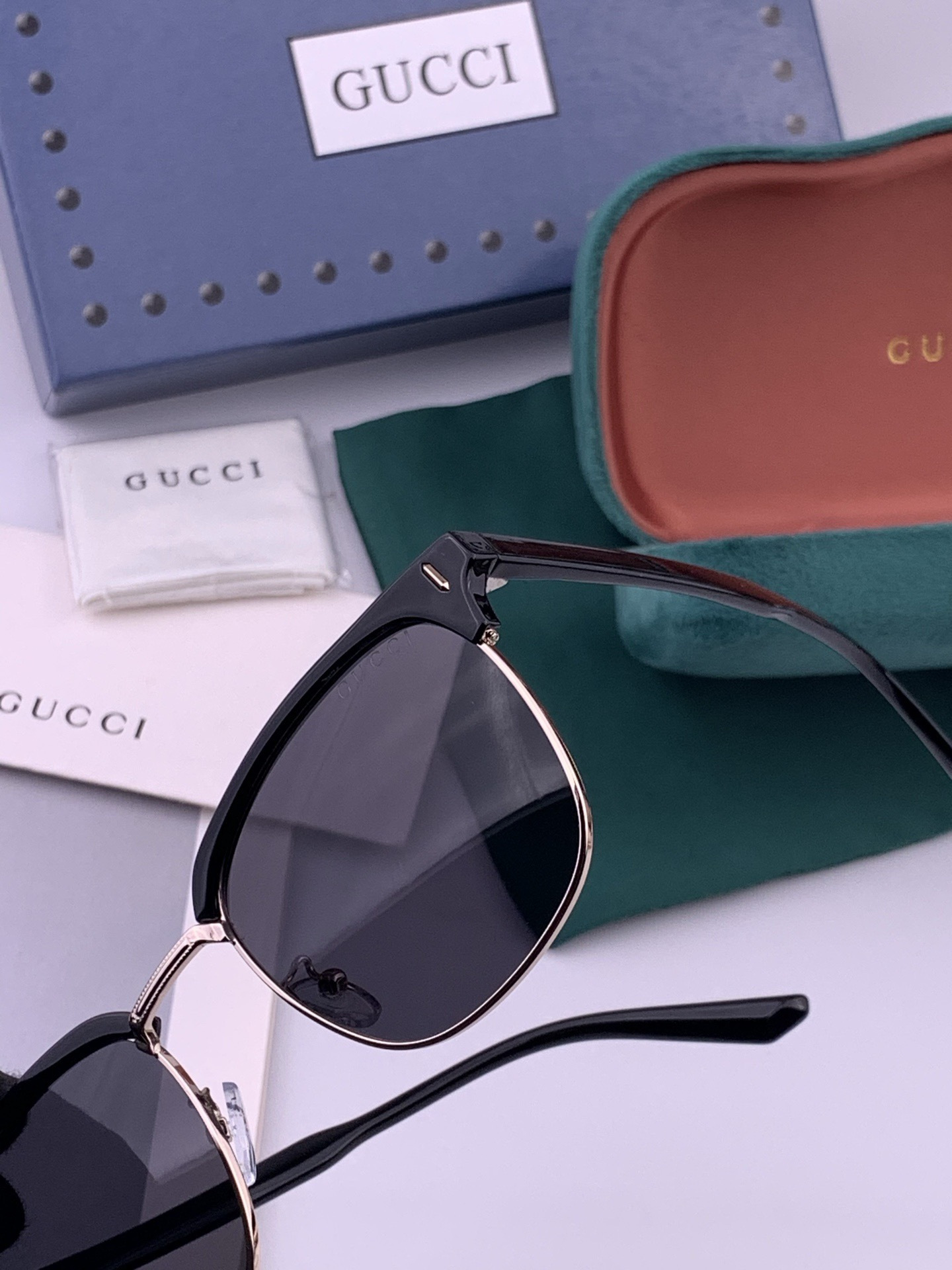 【GUCCI】新款GUCCI 时尚百搭大方框，别致半框设计 大气风格 全新清新配色，街拍气质护目太阳镜 ！型号：G326