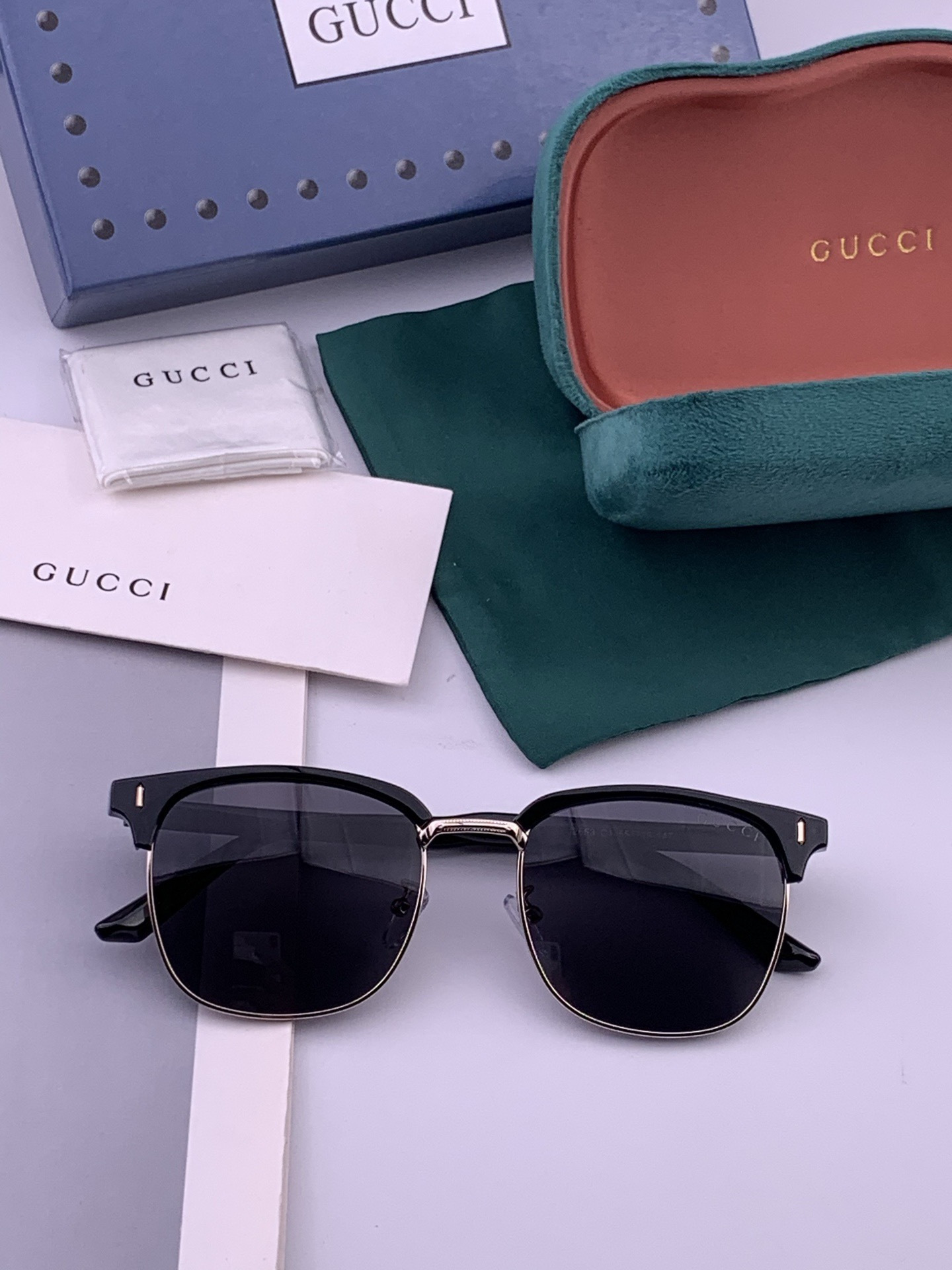 【GUCCI】新款GUCCI 时尚百搭大方框，别致半框设计 大气风格 全新清新配色，街拍气质护目太阳镜 ！型号：G326