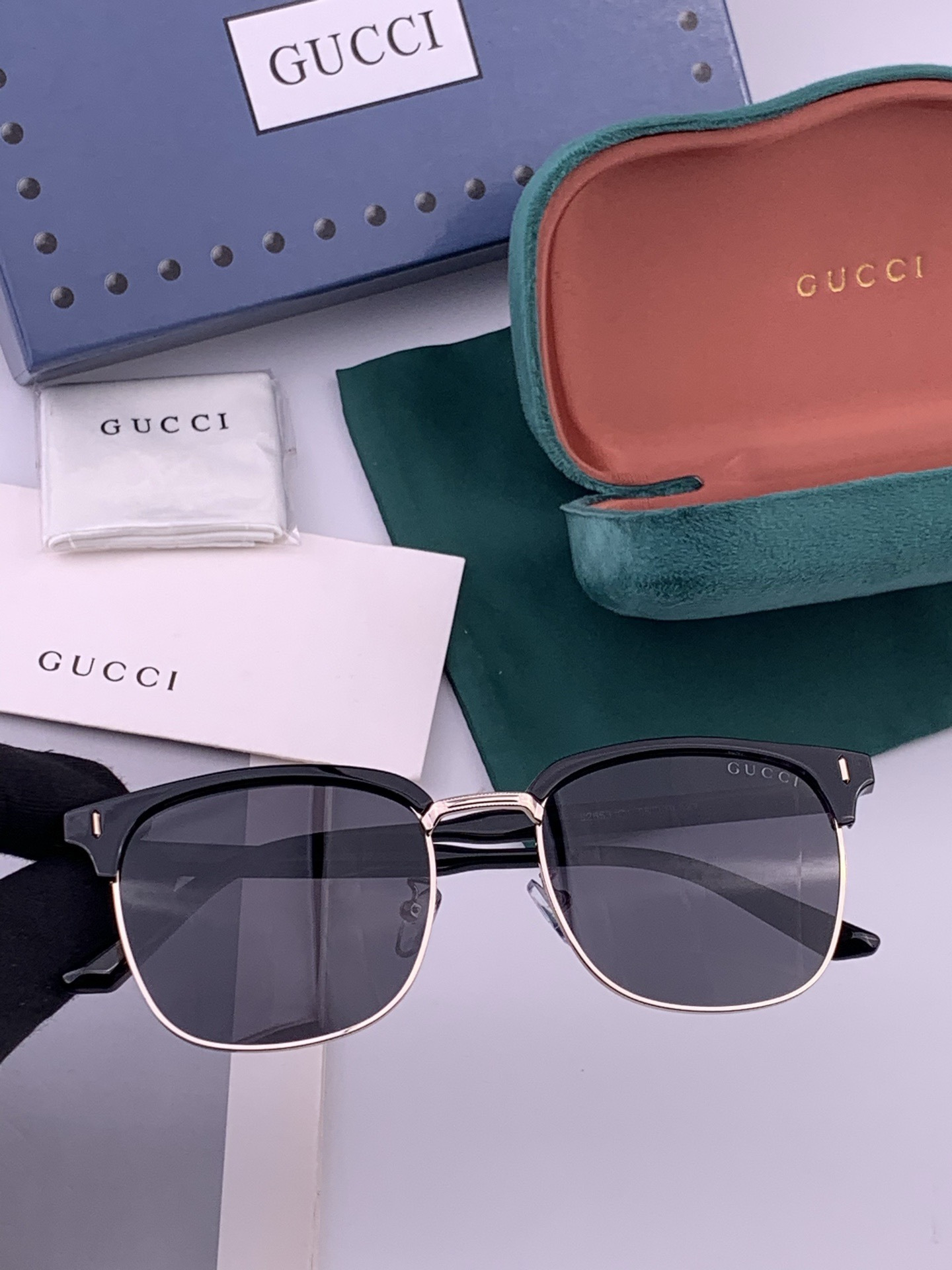 【GUCCI】新款GUCCI 时尚百搭大方框，别致半框设计 大气风格 全新清新配色，街拍气质护目太阳镜 ！型号：G326
