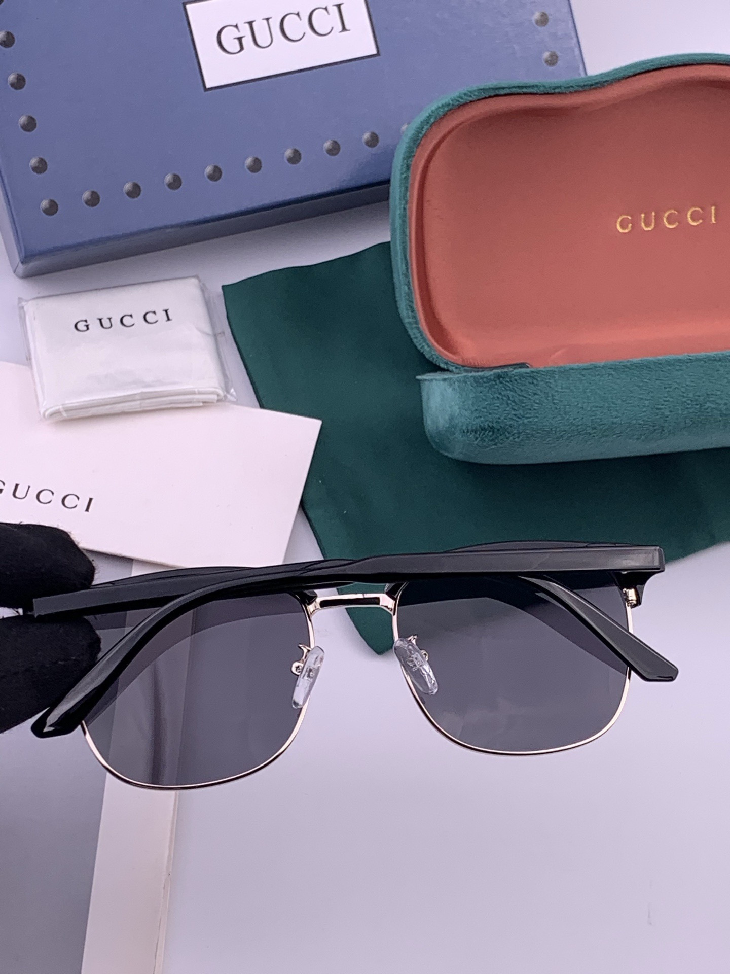 【GUCCI】新款GUCCI 时尚百搭大方框，别致半框设计 大气风格 全新清新配色，街拍气质护目太阳镜 ！型号：G326