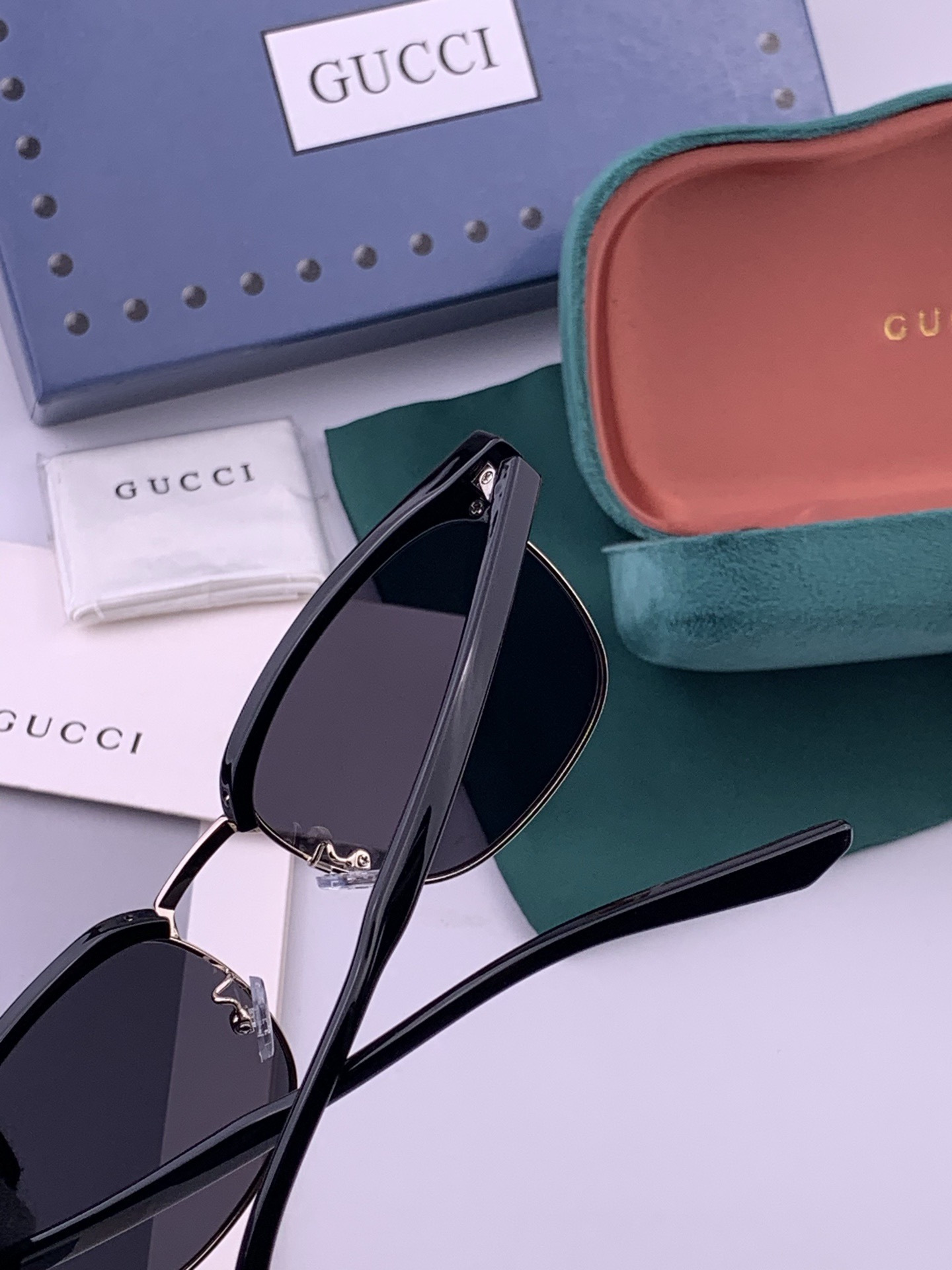 【GUCCI】新款GUCCI 时尚百搭大方框，别致半框设计 大气风格 全新清新配色，街拍气质护目太阳镜 ！型号：G326