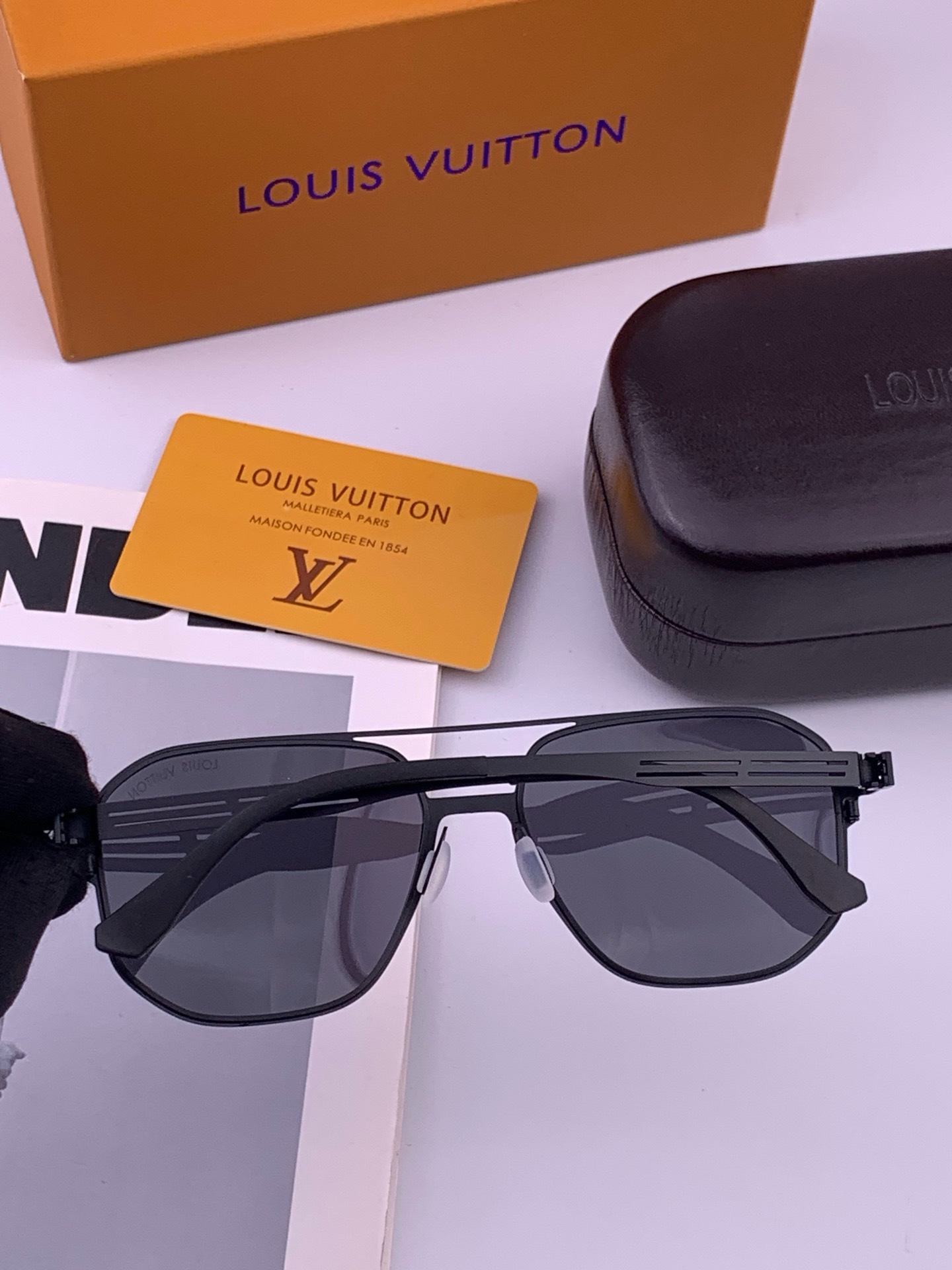 ♦️LV 新款男女情侣款太阳镜多边形墨镜iP电镀永不褪色 超轻超有弹性整幅眼镜无螺丝重要的是压不坏 高清镜片、精湛的工艺