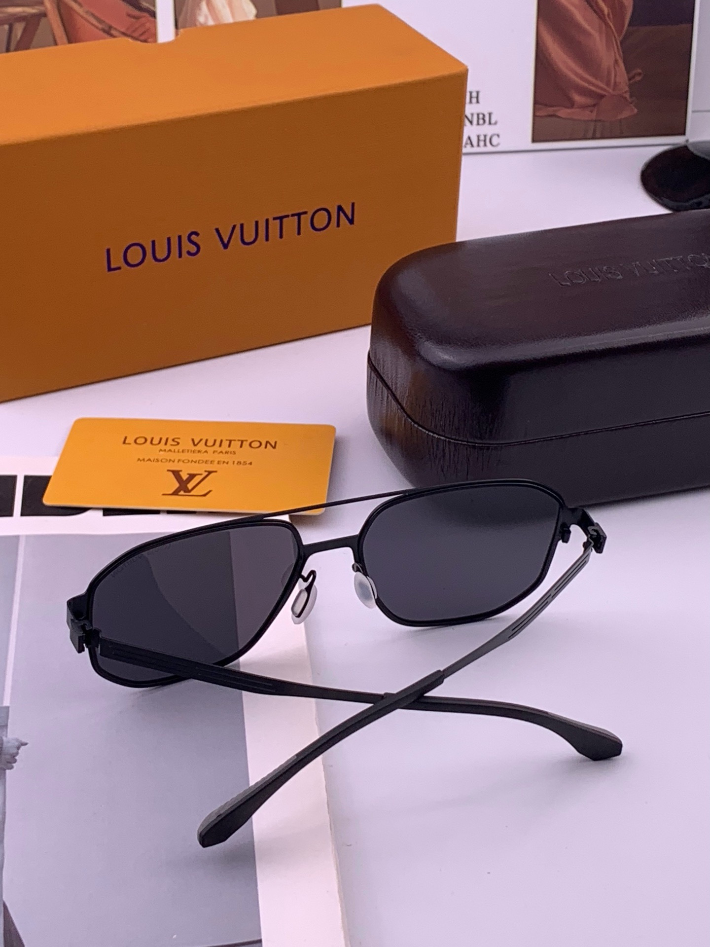 ♦️LV 新款男女情侣款太阳镜多边形墨镜iP电镀永不褪色 超轻超有弹性整幅眼镜无螺丝重要的是压不坏 高清镜片、精湛的工艺